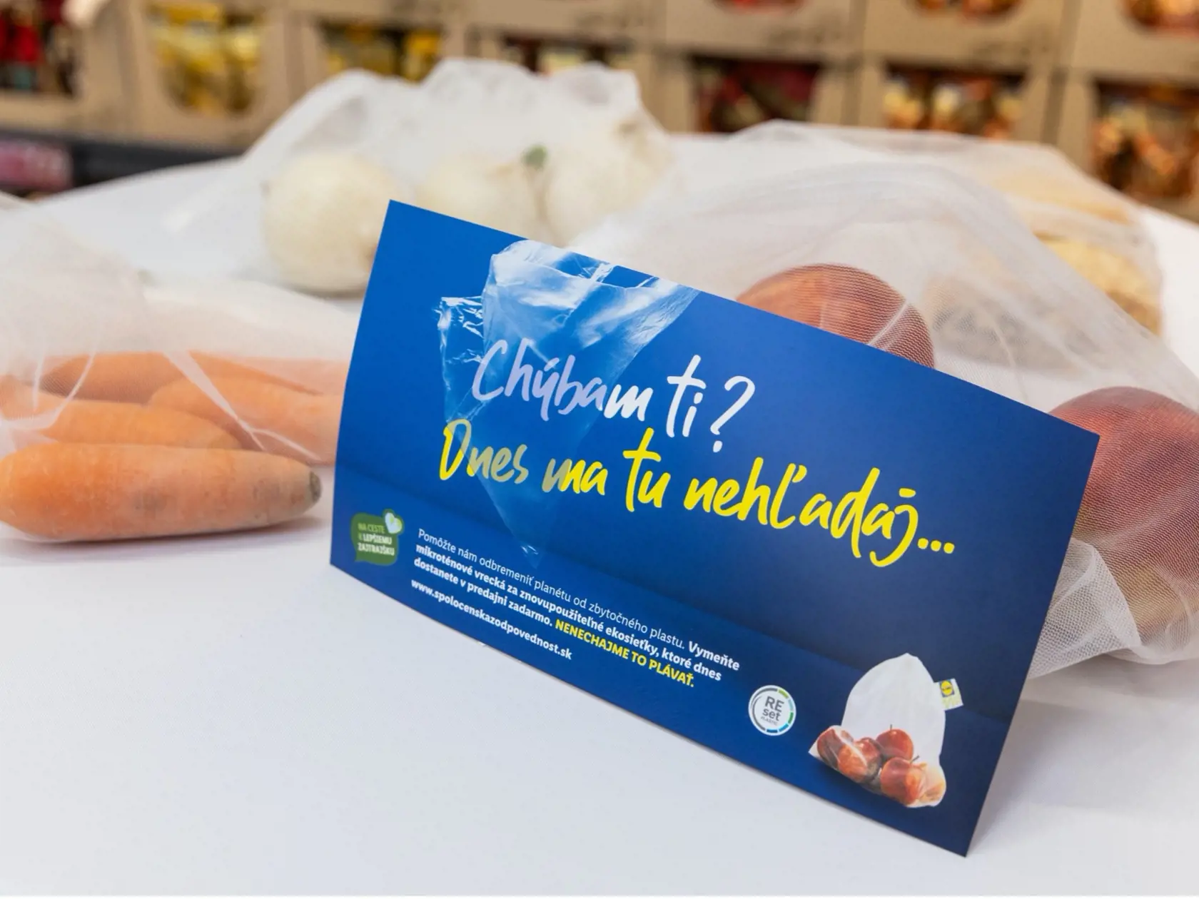 Lidl v jednej predajni na deň stiahol všetky mikroténové vrecká a rozdával zadarmo náhradu.