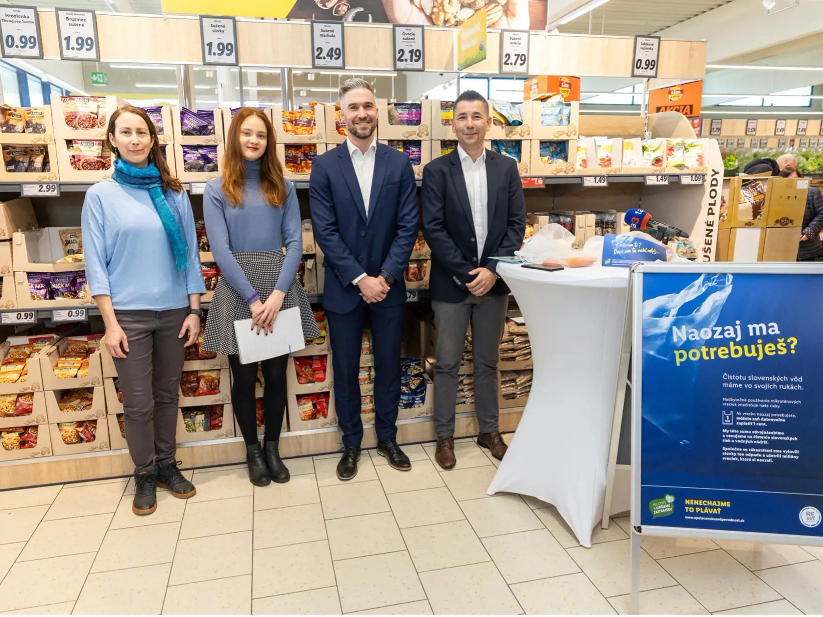 Idú do toho! Zľava Ivica Poláčková z OZ Živica, Lívia Gocová z Upracme Slovensko, hovorca Lidl Tomáš Bezák a Slavomír Špánik, obchodný riaditeľ Lidl.