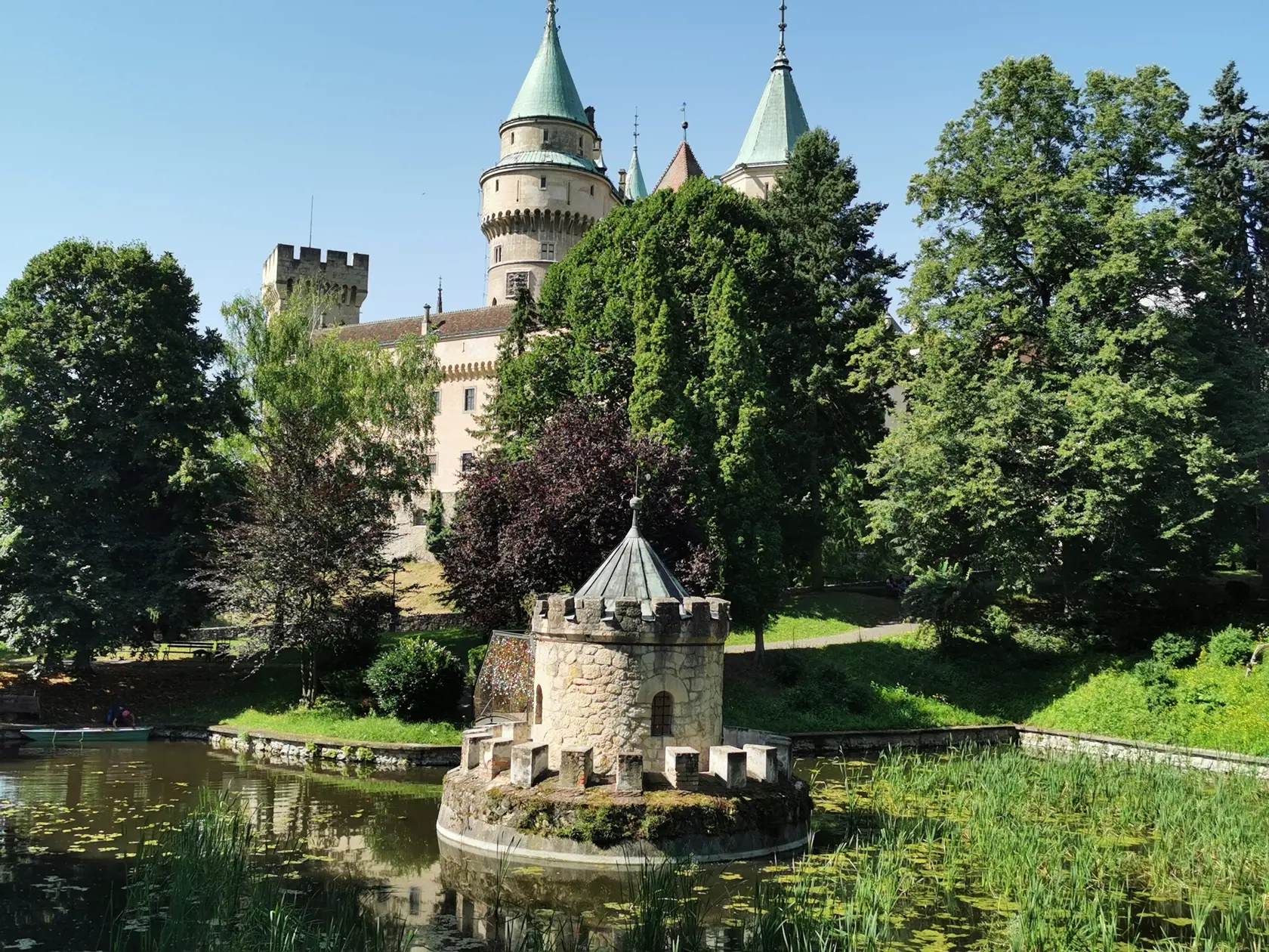 Areál s trpaslíkmi sa nachádza rovno nad Bojnickým zámkom.