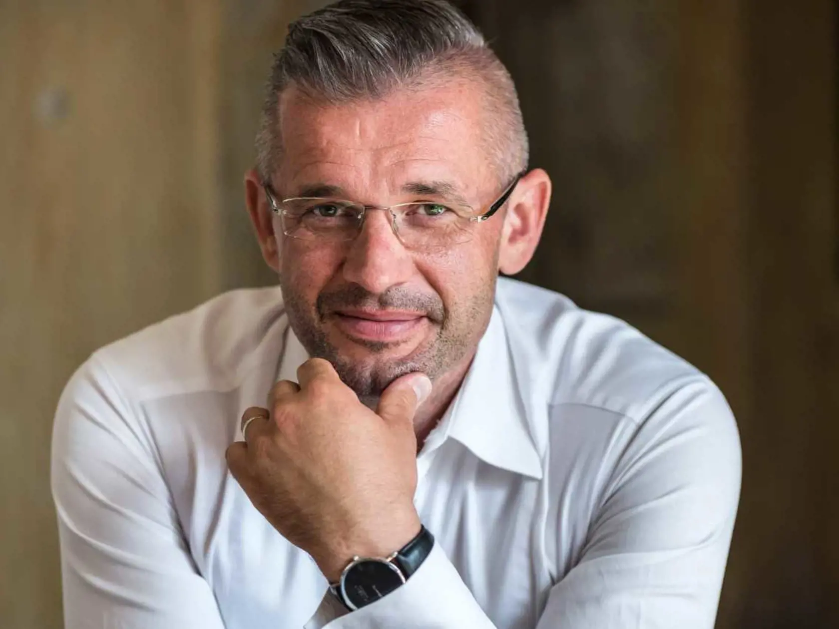 Miroslav Špak (43) nezávislý kandidát na primátora mesta Košice: „Samozrejme mi lichotí, že ma niekto považuje za pekného. A určite chcem zapôsobiť úplne všetkým. Ale nie sme v súťaži krásy a voľby nie sú o sexepíle kandidáta, ale o jeho schopnostiach. Ak mi pri tom pomôže aj môj vzhľad, vnímam to ako plus a odkážem mojej žene po 25-tich rokoch manželstva, že má dobrý vkus.“