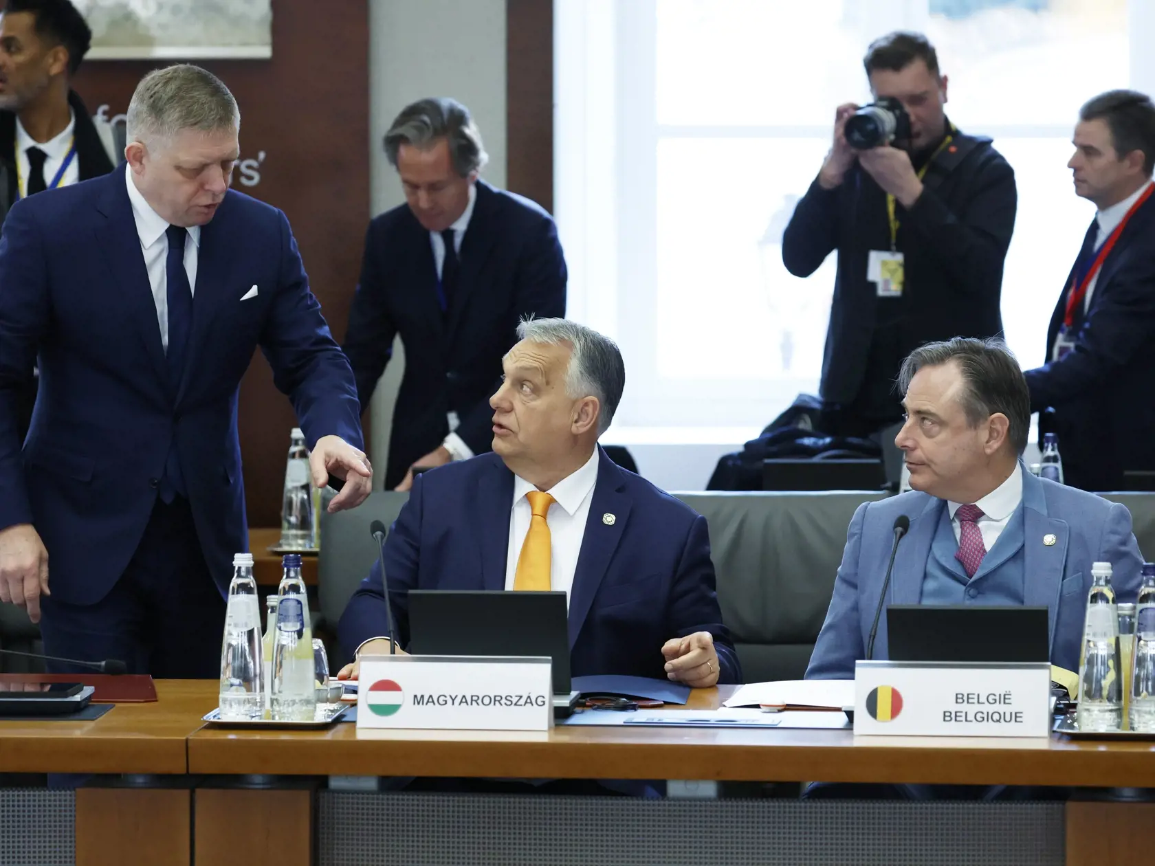 WA 76 Brusel - Slovenský premiér Robert Fico (druhý zľava), maďarský premiér Viktor Orbán (uprostred) a belgický premiér Bart De Weverp diskutujú na neformálnom stretnutí európskych politikov o bezpečnostnej politike v Bruseli v pondelok 3. februára 2025. Pozvánku dostali lídri 27 členských krajín EÚ, ako aj britský premiér Keir Starmer a šéfa NATO Mark Rutte. FOTO TASR/AP   

Hungary's Prime Minister Viktor Orban, center, speaks with Belgium's Prime Minister Bart De Wever, right, and Slovakia's Prime Minister Robert Fico, left, at a round table meeting during an EU summit in Brussels, Monday, Feb. 3, 2025. (AP Photo/Geert Vanden Wijngaert)
