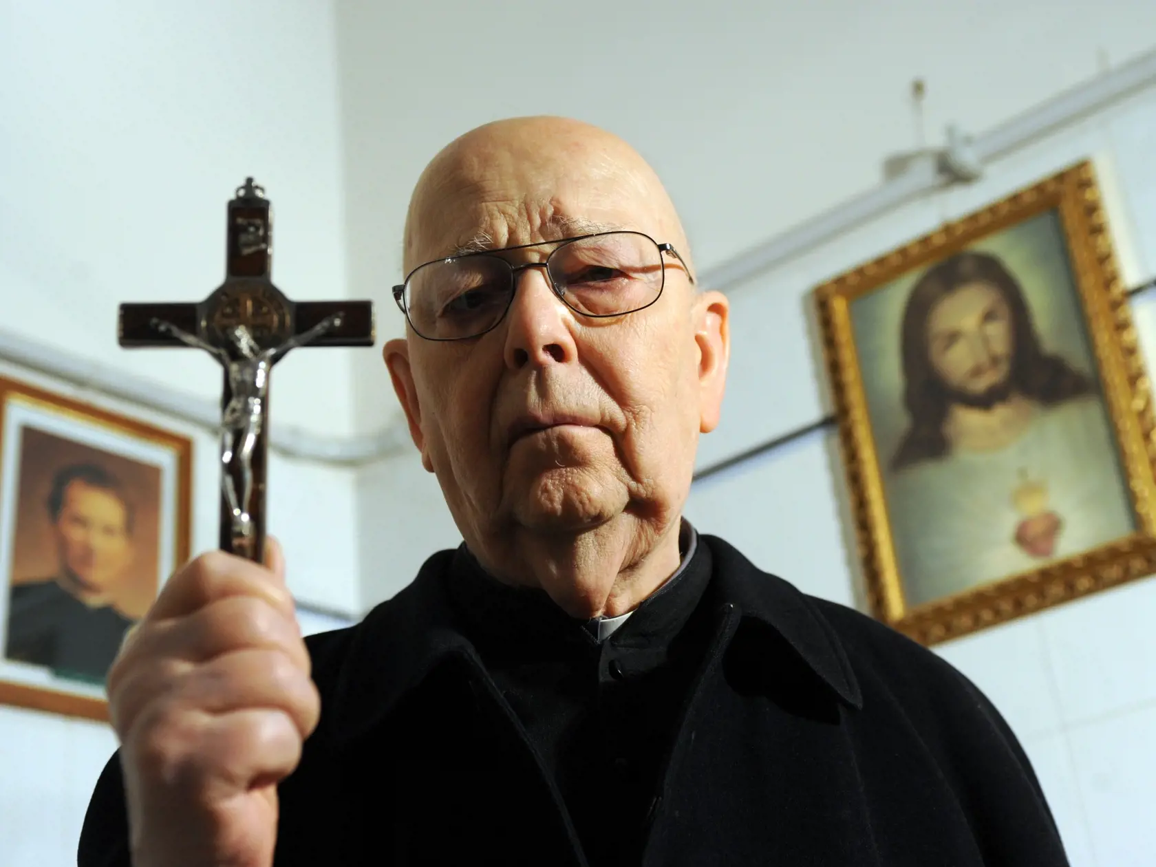 Páter Gabriele Amorth napísal niekoľko kníh o vyháňaní diabla, najmä vďaka jeho úsiliu Vatikán konečne uznal Medzinárodnú asociáciu exorcistov.