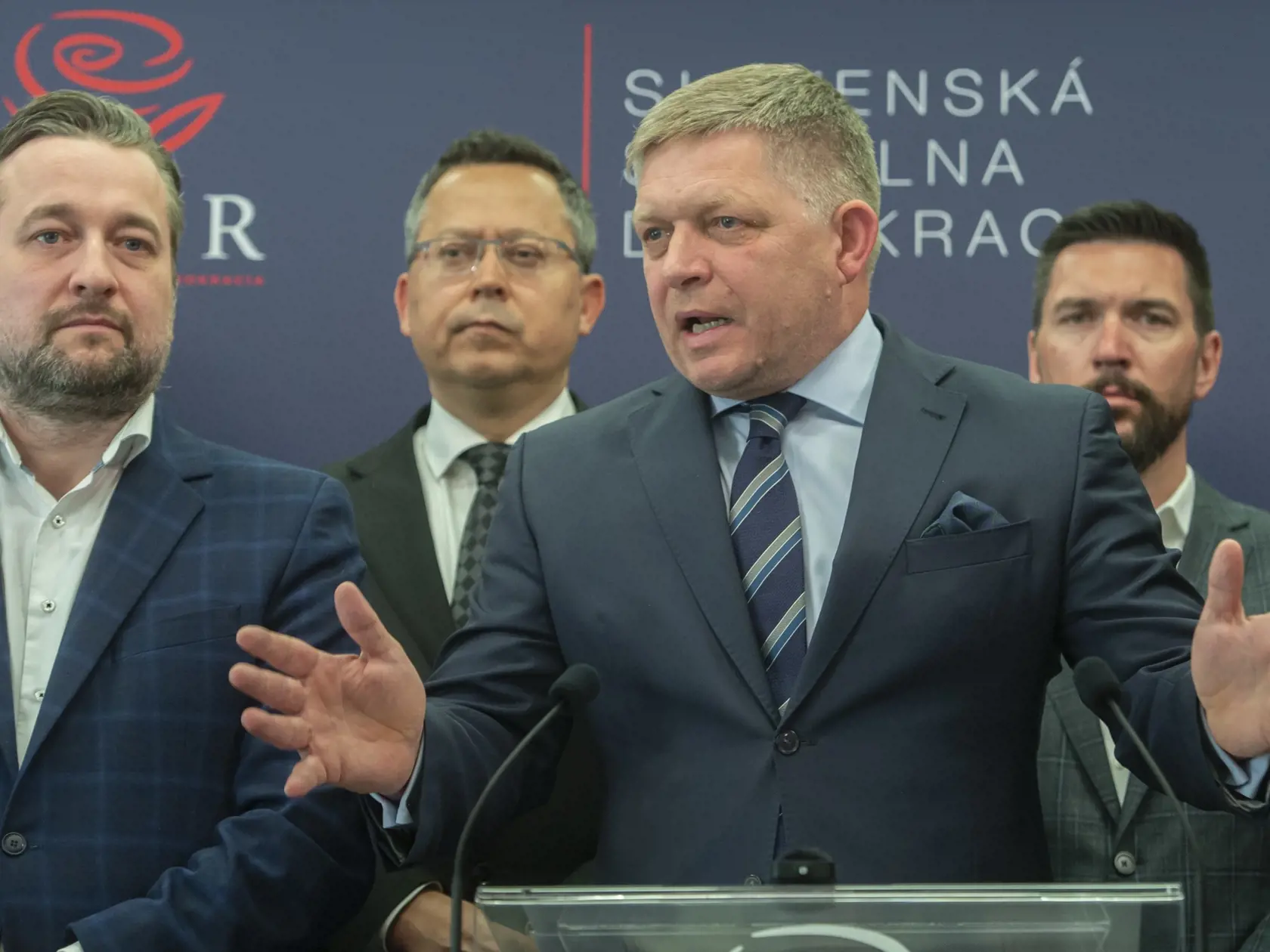 Na snímke zľava podpredsedovia Smer-SD Ľuboš Blaha, Ladislav Kamenický, predseda Smer-SD Robert Fico a podpredseda Smer-SD Richard Takáč počas tlačovej konferencie na tému Ak by bol na Slovensku trest smrti, tak nás títo blázni za politickú prácu povešajú, ako v 30. rokoch v nacistickom Nemecku, 20. apríla 2022 v Bratislave. FOTO TASR - Martin Baumann