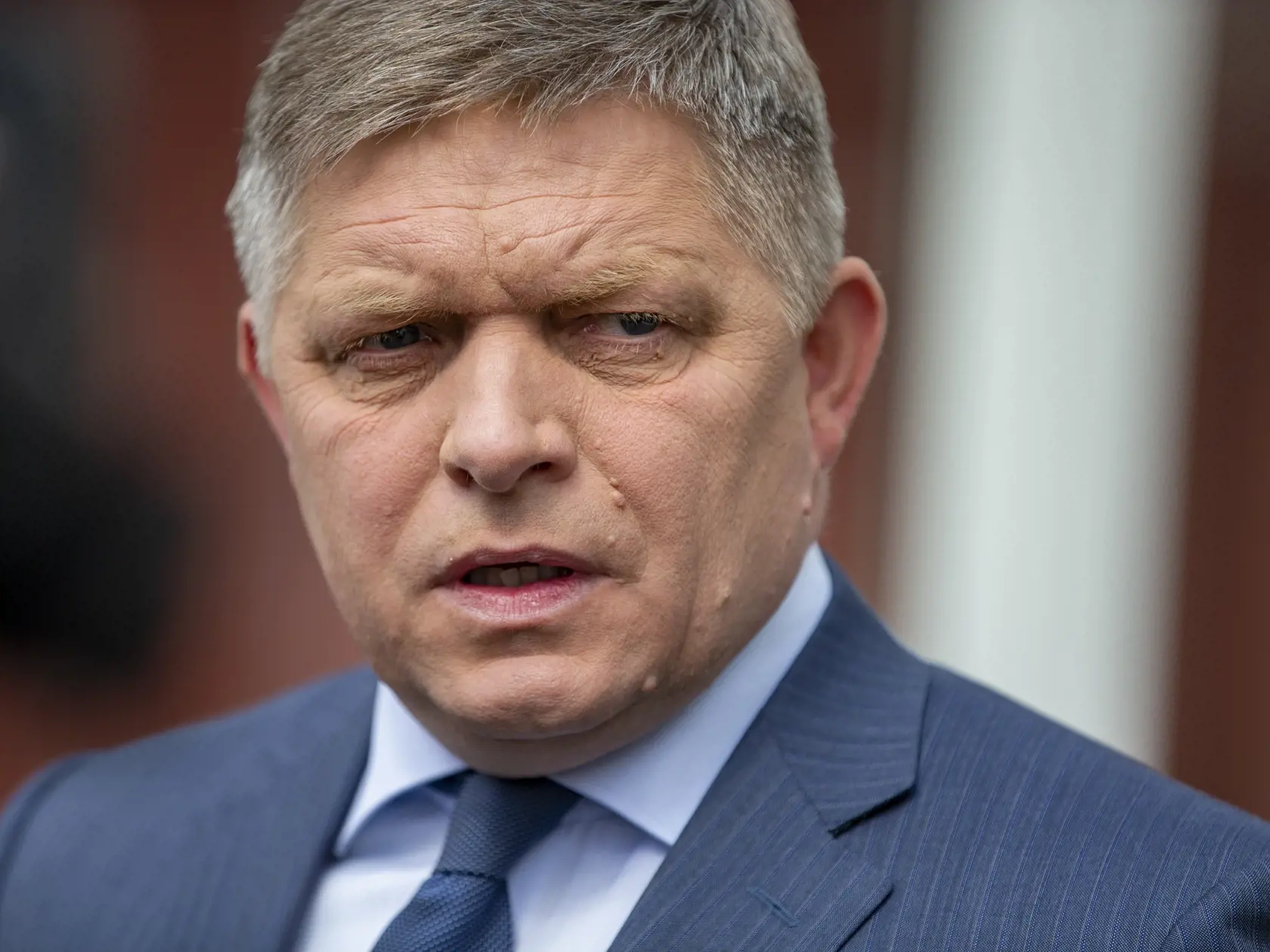 Na snímke je Robert Fico pred televíziou Markíza. 