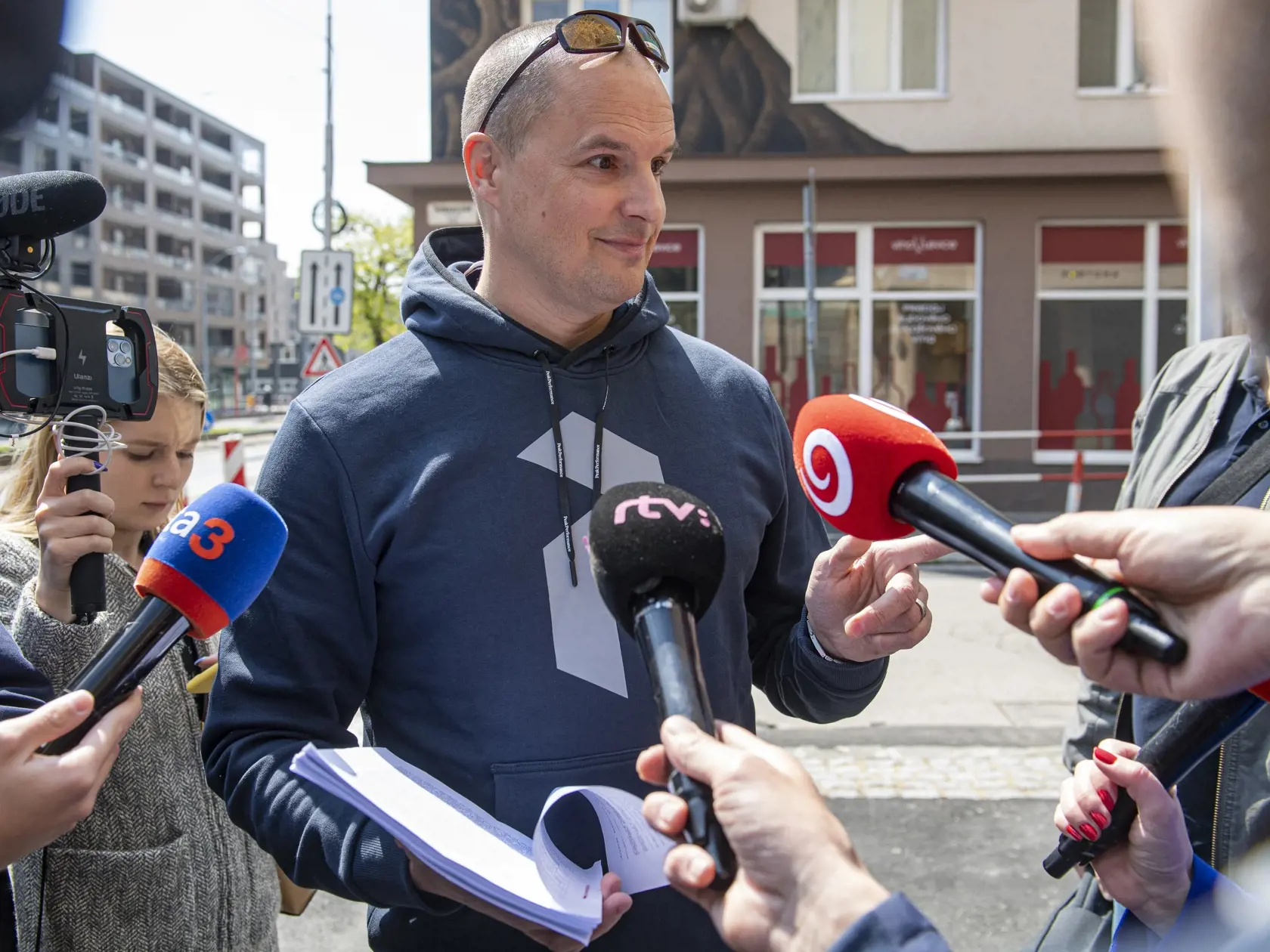 Na sníme advokát David Lindtner odpovedá na otázky novinárov po zadržaní exministra vnútra Roberta Kaliňáka pred Prezídiom Policajného zboru SR v Bratislave v stredu 20. apríla  2022. Národná kriminálna agentúra (NAKA) obvinila expremiéra a šéfa Smeru-SD Roberta Fica i exministra vnútra Roberta Kaliňáka. TASR to potvrdil hovorca Prezídia Policajného zboru Michal Slivka. Polícia potvrdila aj obvinenie advokáta Mareka Paru. FOTO TASR - Michal Svítok