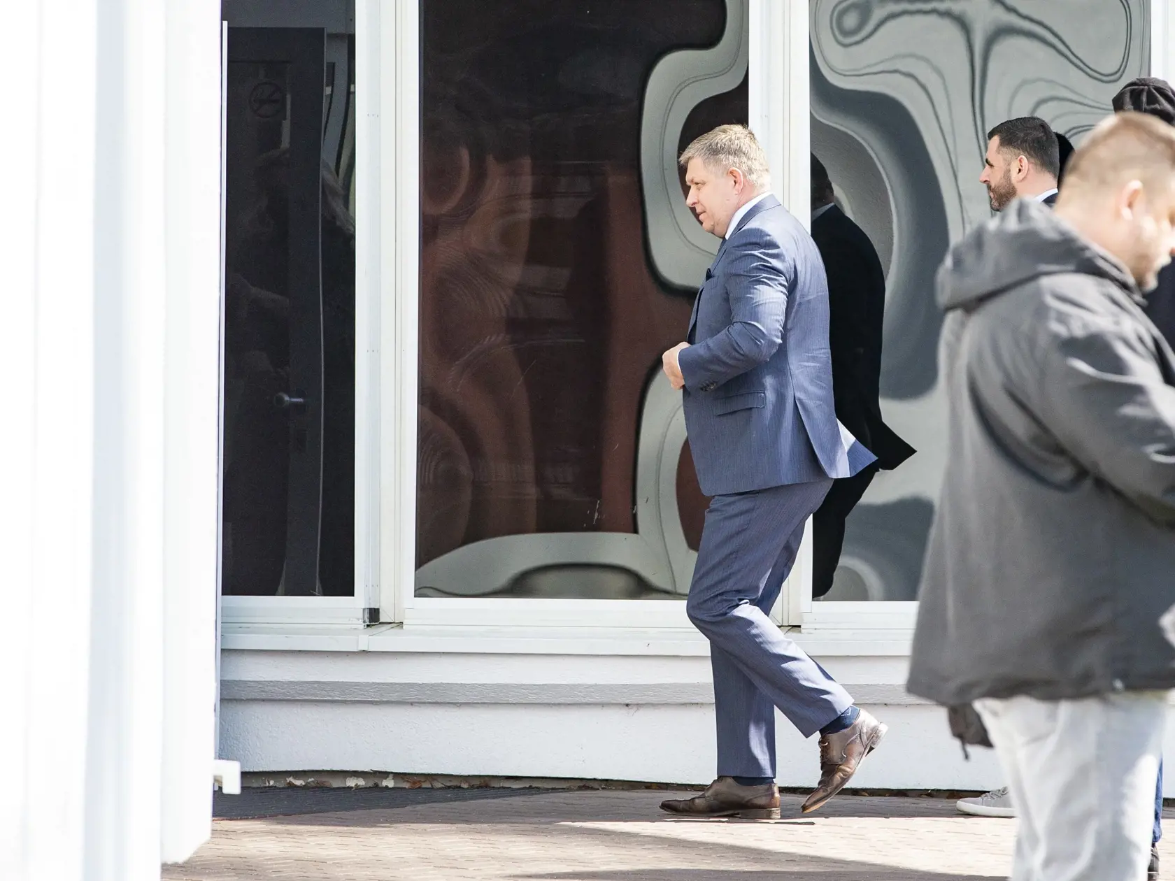 Na snímke je Robert Fico pred televíziou Markíza. 