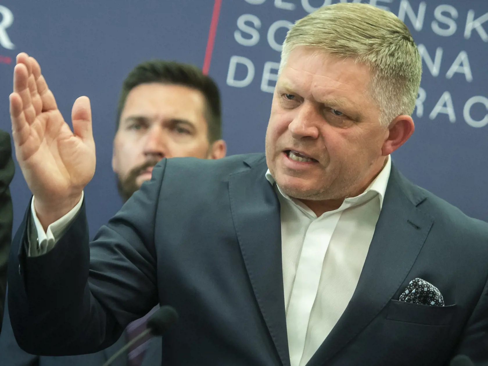 Na snímke predseda strany Smer-SD Robert Fico hovorí počas tlačovej konferencie po zasadnutí vedenia strany Smer-SD 21. apríla 2022 v Bratislave. FOTO TASR - Martin Baumann     