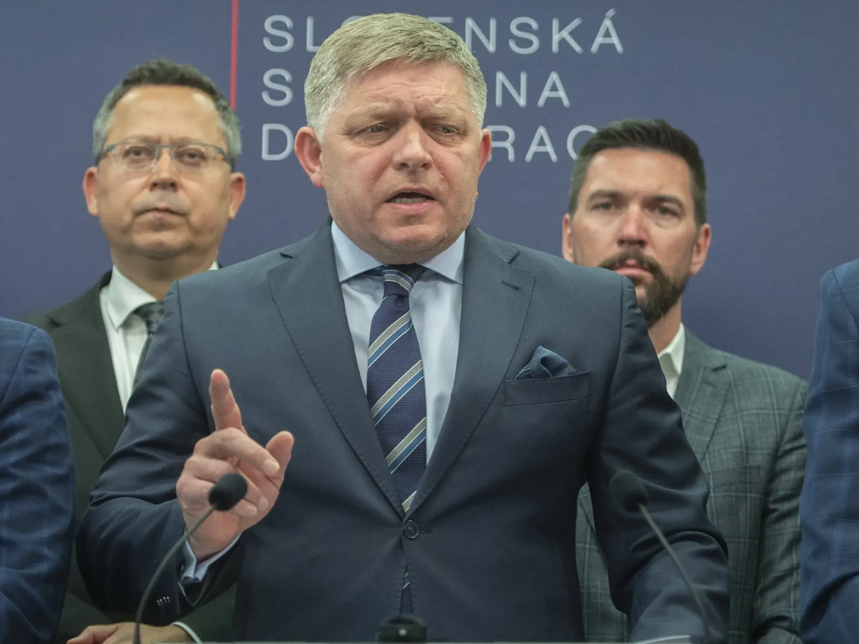 Na snímke zľava podpredseda Smer-SD Ladislav Kamenický, predseda Smer-SD Robert Fico a podpredseda Smer-SD Richard Takáč počas tlačovej konferencie na tému Ak by bol na Slovensku trest smrti, tak nás títo blázni za politickú prácu povešajú, ako v 30. rokoch v nacistickom Nemecku, 20. apríla 2022 v Bratislave. FOTO TASR - Martin Baumann