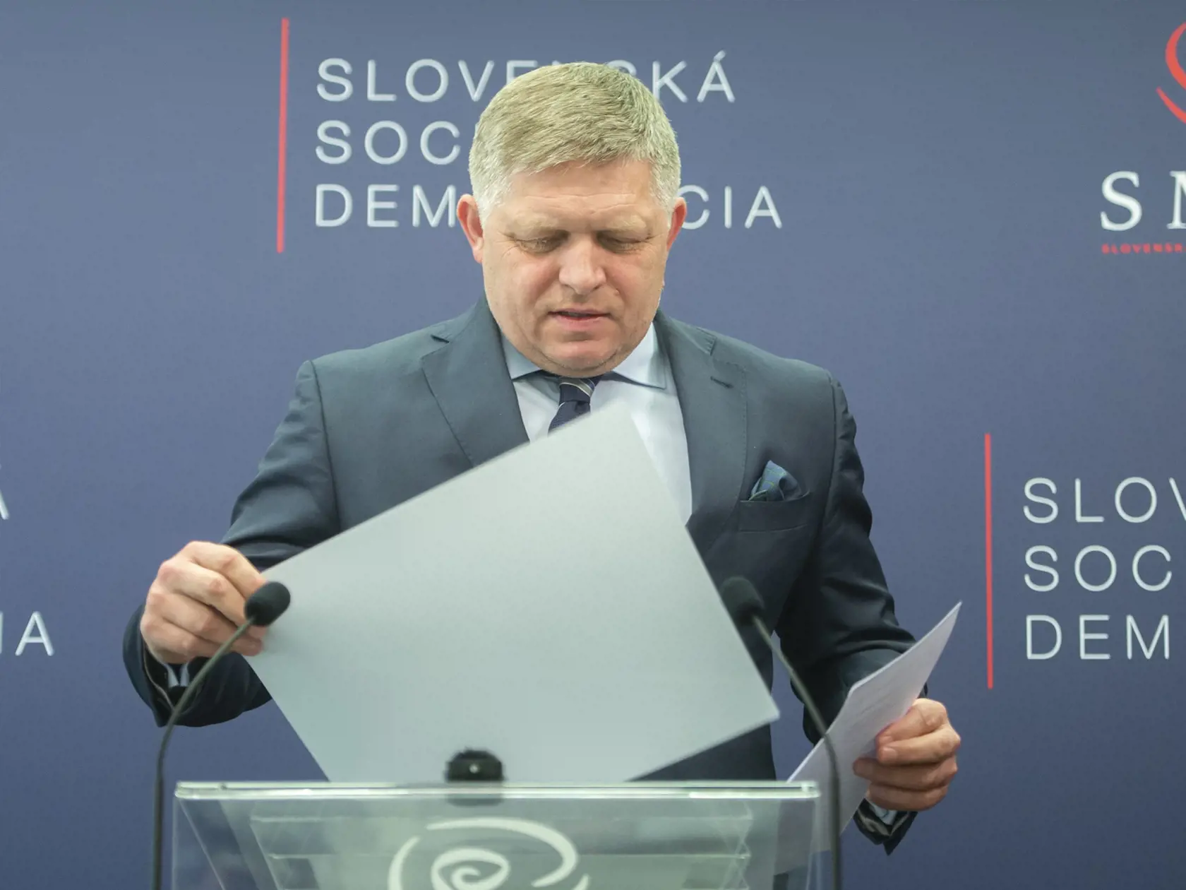 Na snímke predseda Smer-SD Robert Fico počas tlačovej konferencie na tému Ak by bol na Slovensku trest smrti, tak nás títo blázni za politickú prácu povešajú, ako v 30. rokoch v nacistickom Nemecku, 20. apríla 2022 v Bratislave. FOTO TASR - Martin Baumann