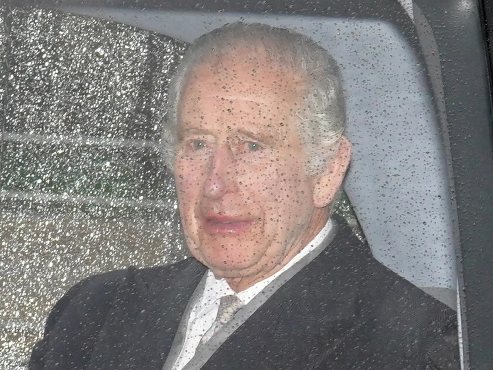 Kráľ Karol III. s manželkou Kamilou sa po diagnostikovaní rakoviny vracajú do Londýna 13. februára 2024.