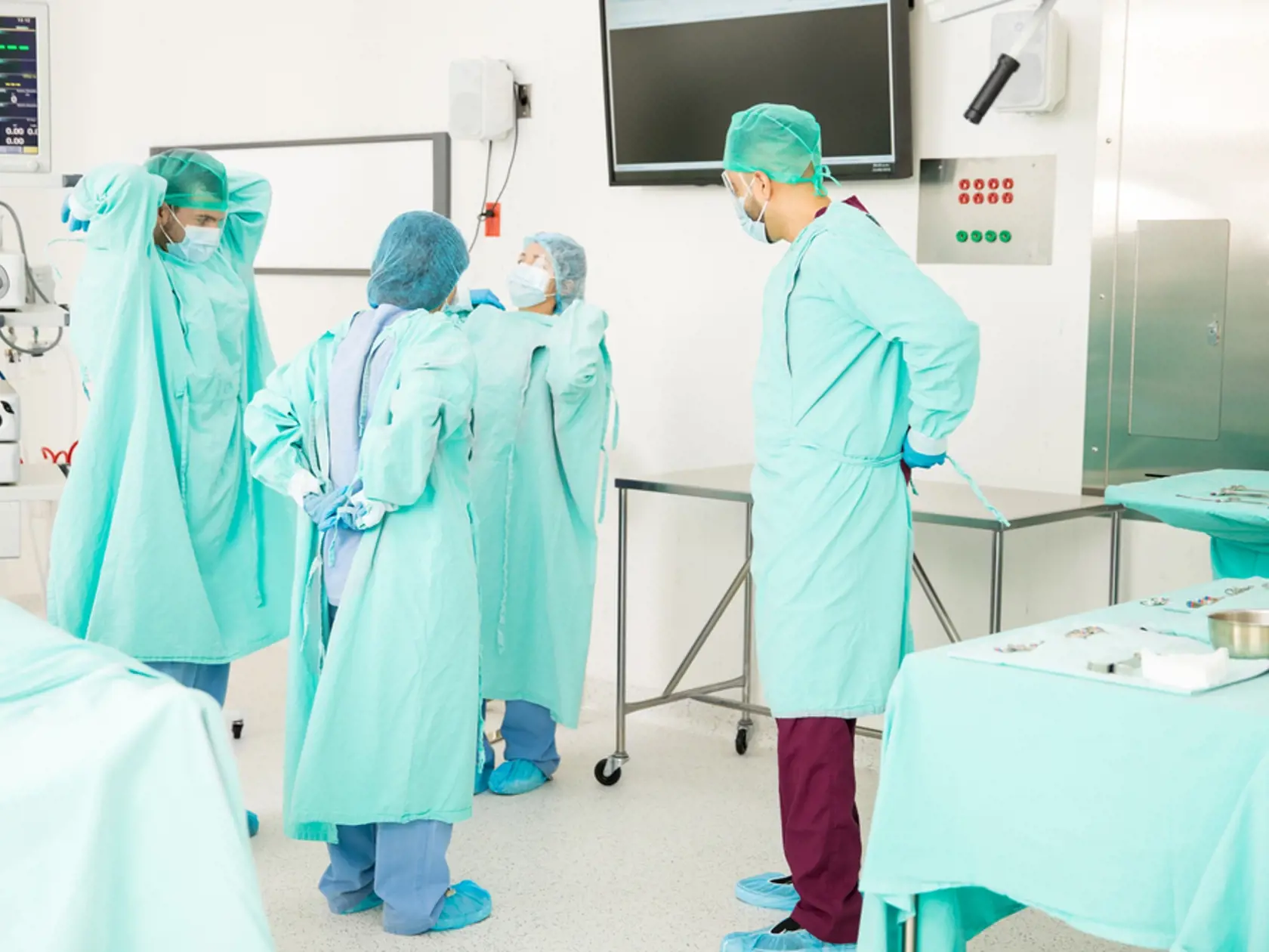 Mnohí Slováci sa sťažujú, že celý život musia platiť zdravotné odvody. Koľko by sme si museli našetriť, keby nebol systém verejného poistenia?