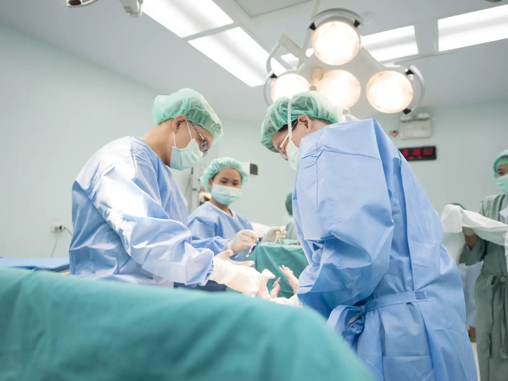 Mnohí Slováci sa sťažujú, že celý život musia platiť zdravotné odvody. Koľko by sme si museli našetriť, keby nebol systém verejného poistenia?