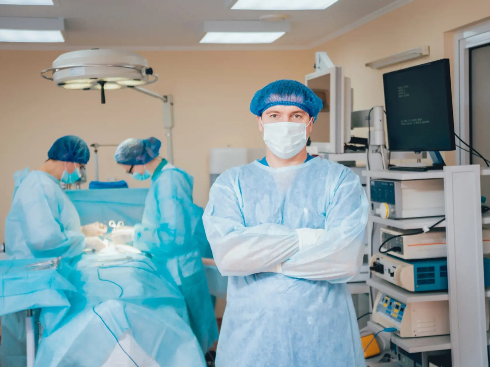 Mnohí Slováci sa sťažujú, že celý život musia platiť zdravotné odvody. Koľko by sme si museli našetriť, keby nebol systém verejného poistenia?