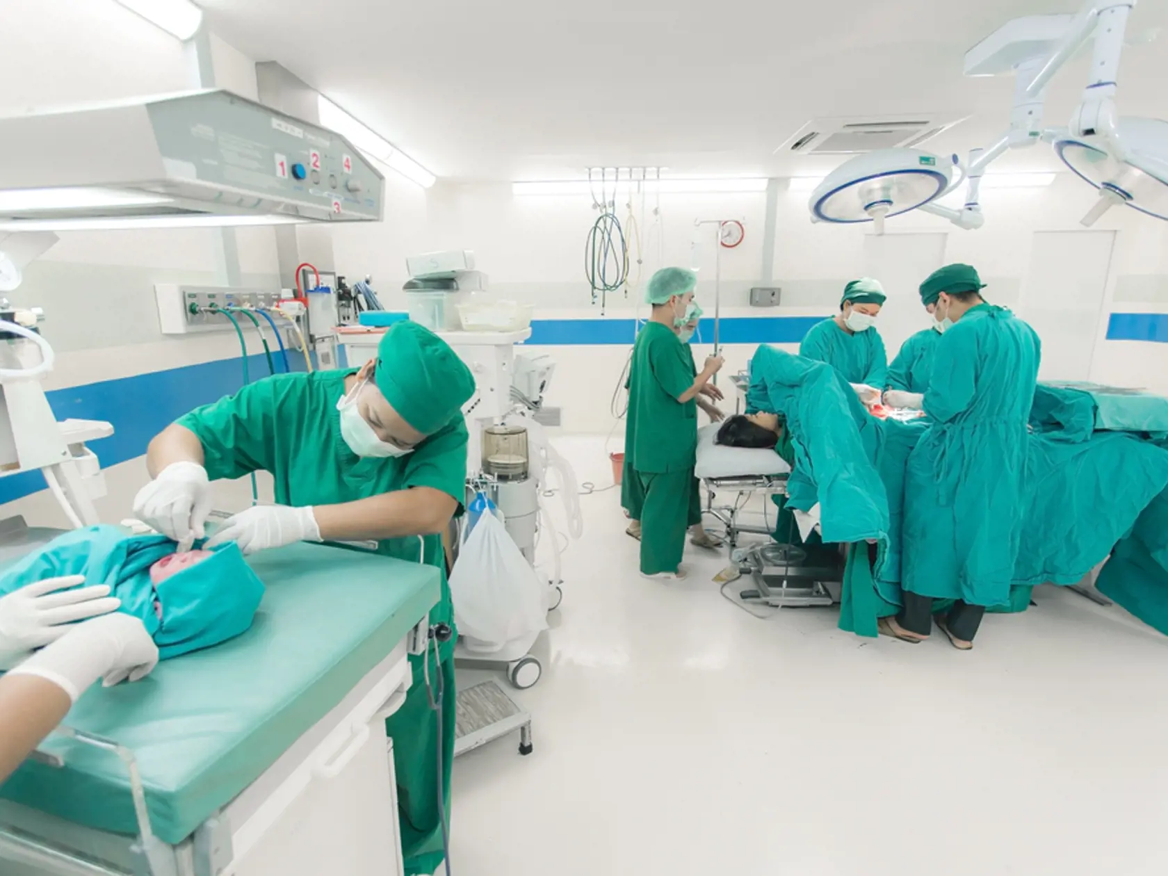 Mnohí Slováci sa sťažujú, že celý život musia platiť zdravotné odvody. Koľko by sme si museli našetriť, keby nebol systém verejného poistenia?
