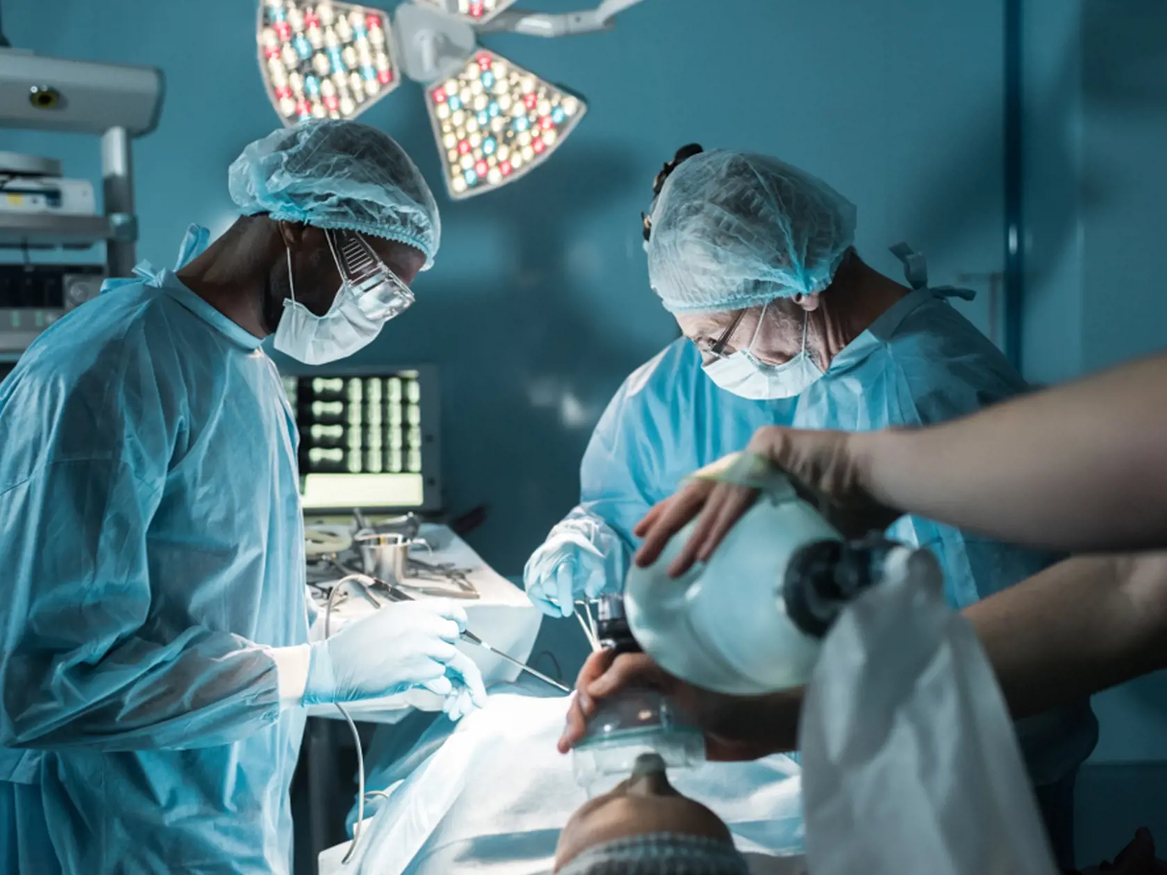 Mnohí Slováci sa sťažujú, že celý život musia platiť zdravotné odvody. Koľko by sme si museli našetriť, keby nebol systém verejného poistenia?