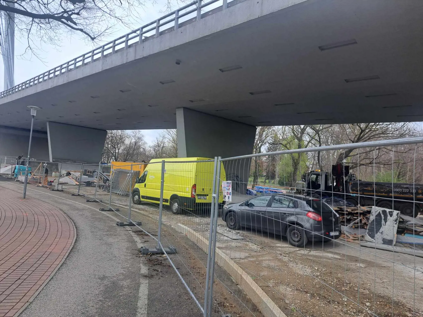 Kvôli zložitosti projektu buduje skejtpark vcelku veľká skupina ľudí.