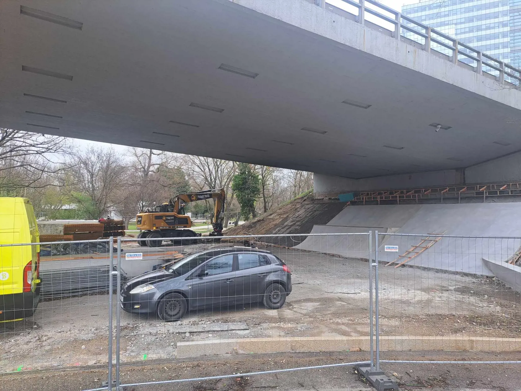 Kvôli zložitosti projektu buduje skejtpark vcelku veľká skupina ľudí.