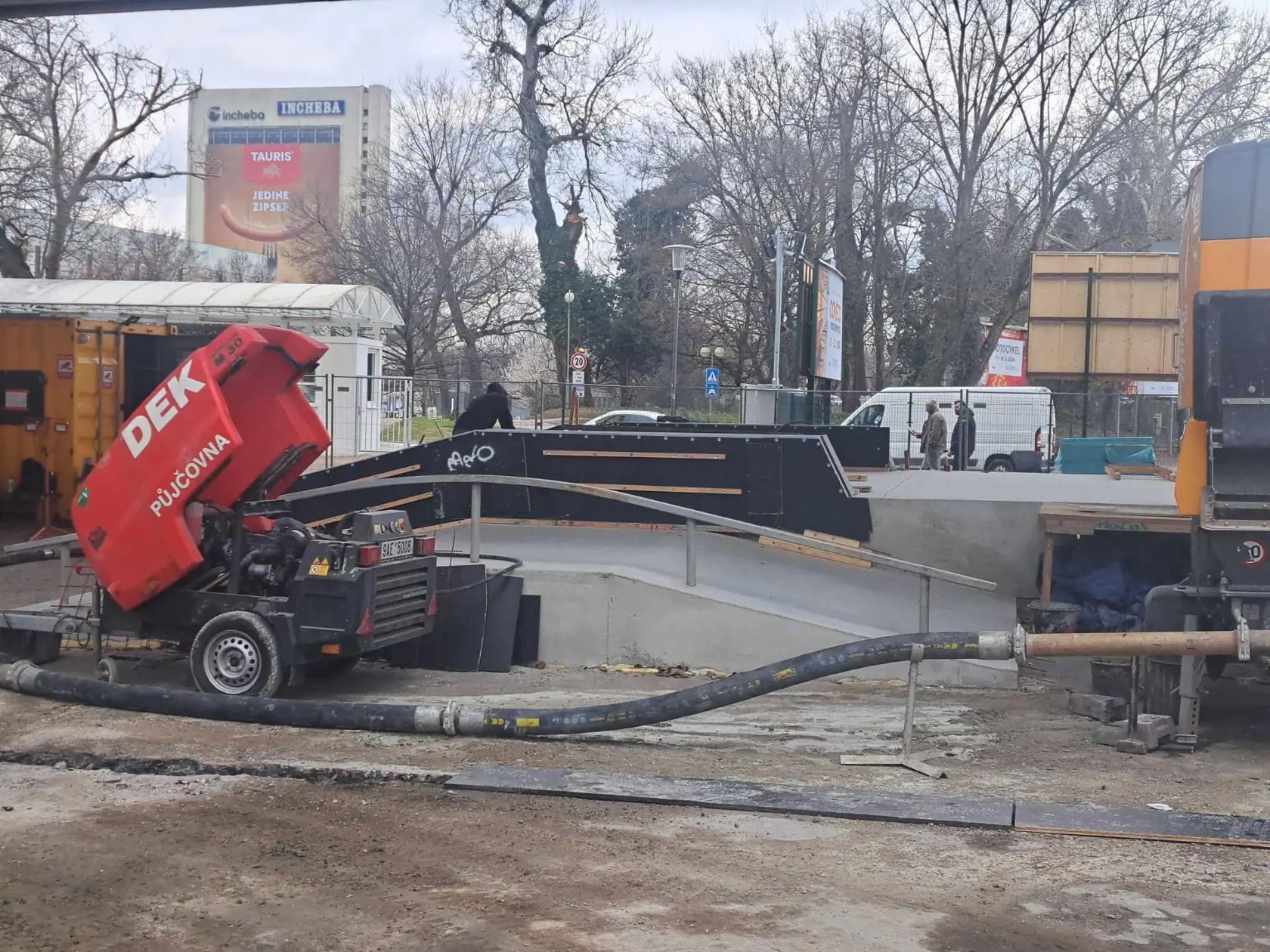 Kvôli zložitosti projektu buduje skejtpark vcelku veľká skupina ľudí.