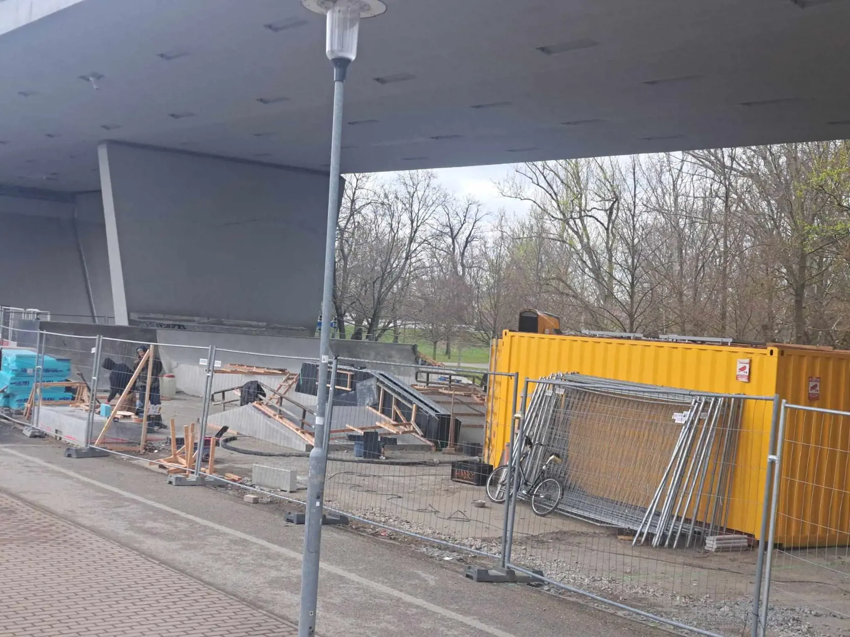 Pod bratislavským Mostom SNP vyrastá jeden z najväčších skejtparkov na Slovensku. Otvorenie je naplánované v priebehu mesiaca máj.