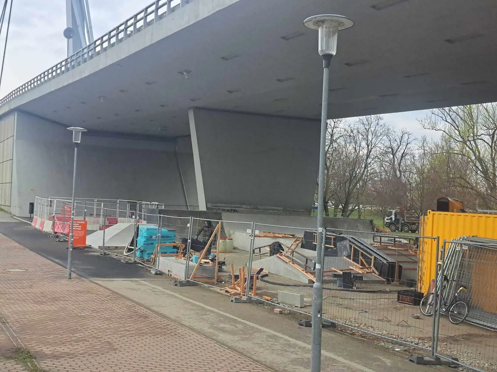 Pod bratislavským Mostom SNP vyrastá jeden z najväčších skejtparkov na Slovensku. Otvorenie je naplánované v priebehu mesiaca máj.
