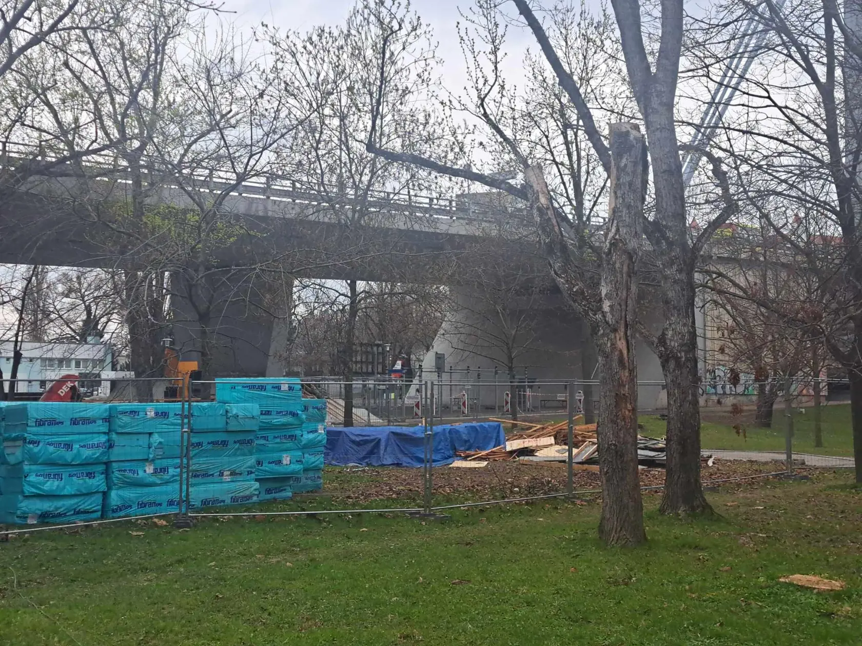 Kvôli zložitosti projektu buduje skejtpark vcelku veľká skupina ľudí.