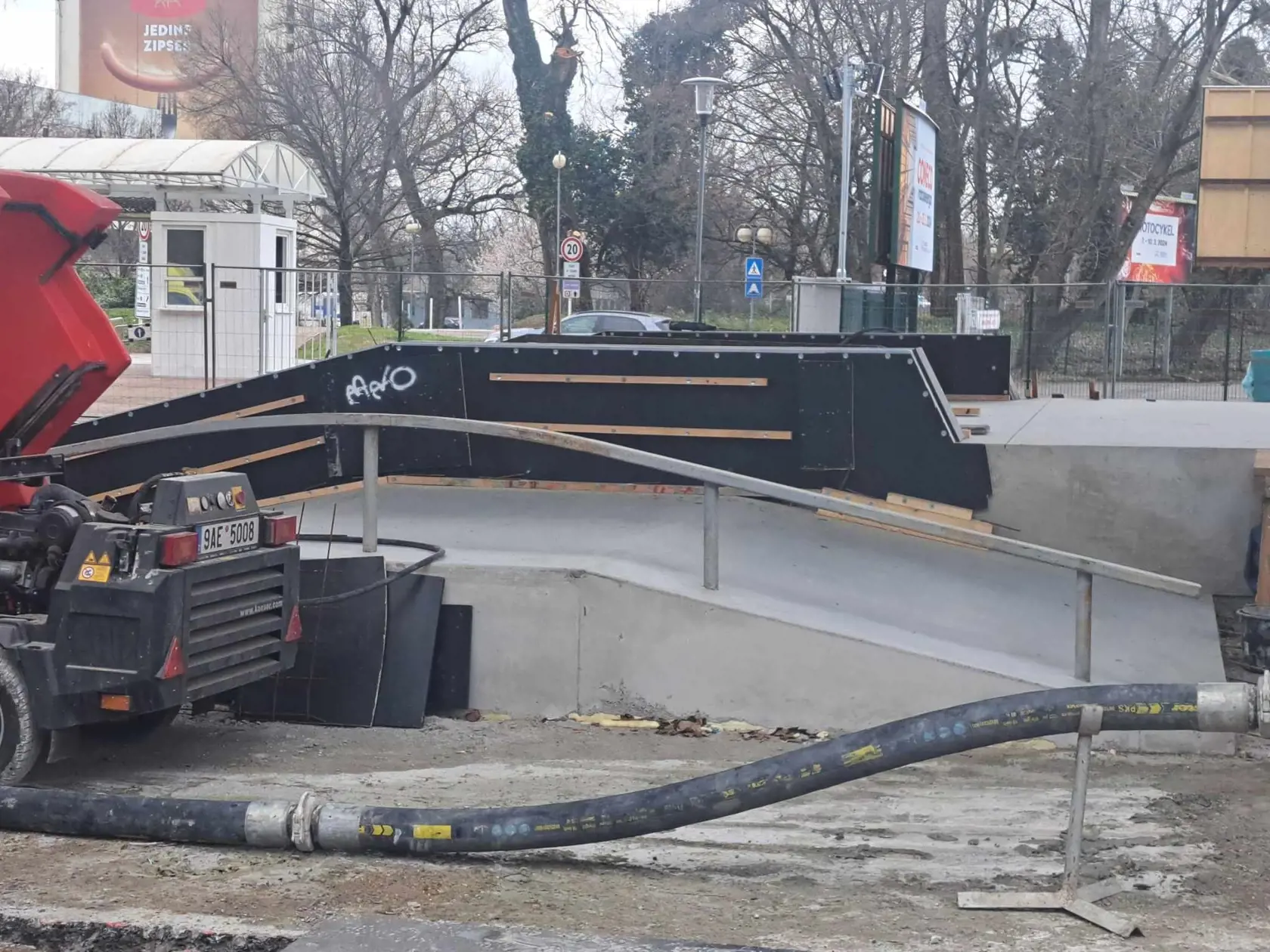 Pod bratislavským Mostom SNP vyrastá jeden z najväčších skejtparkov na Slovensku. Otvorenie je naplánované v priebehu mesiaca máj.