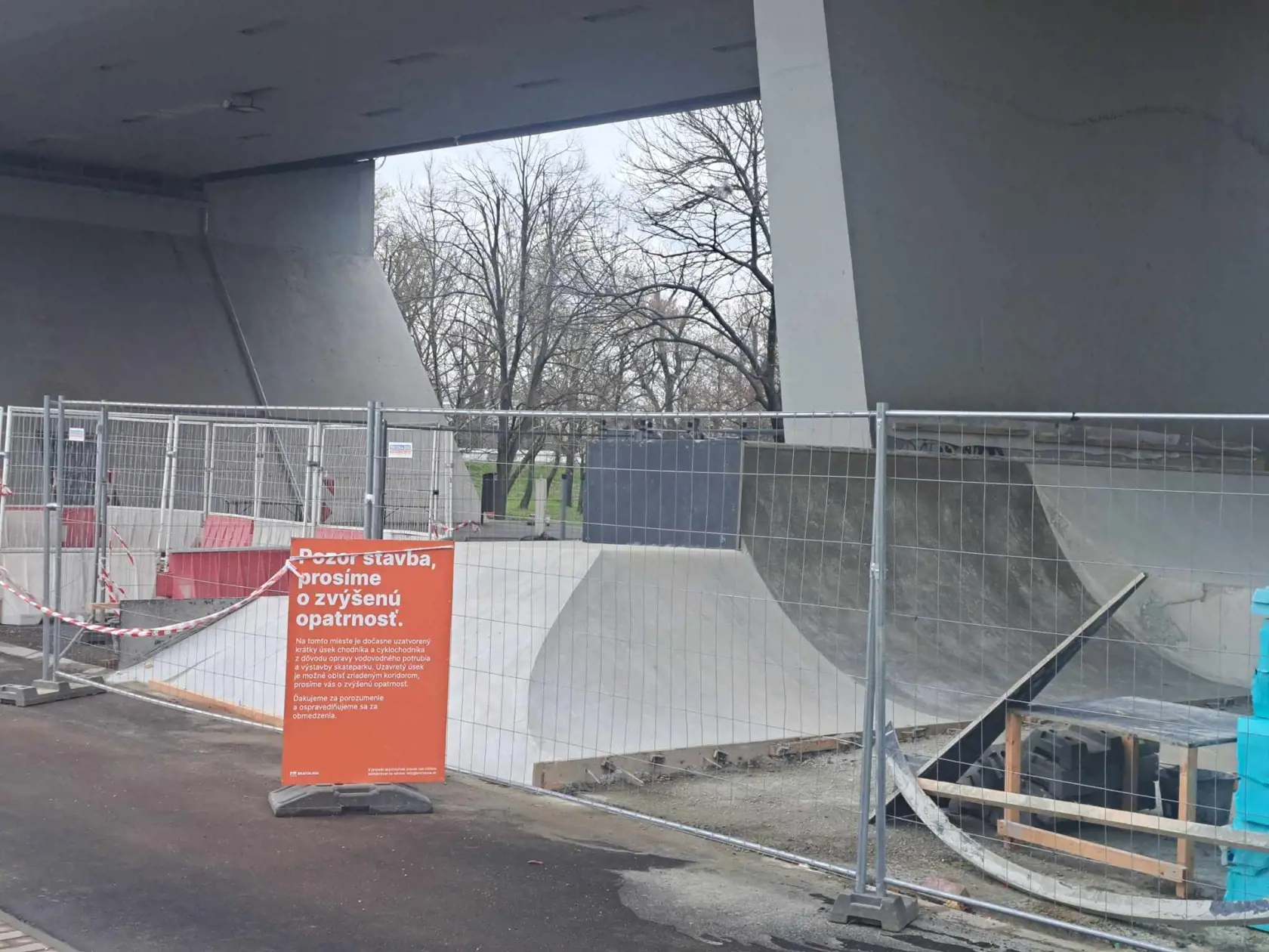 Pod bratislavským Mostom SNP vyrastá jeden z najväčších skejtparkov na Slovensku. Otvorenie je naplánované v priebehu mesiaca máj.