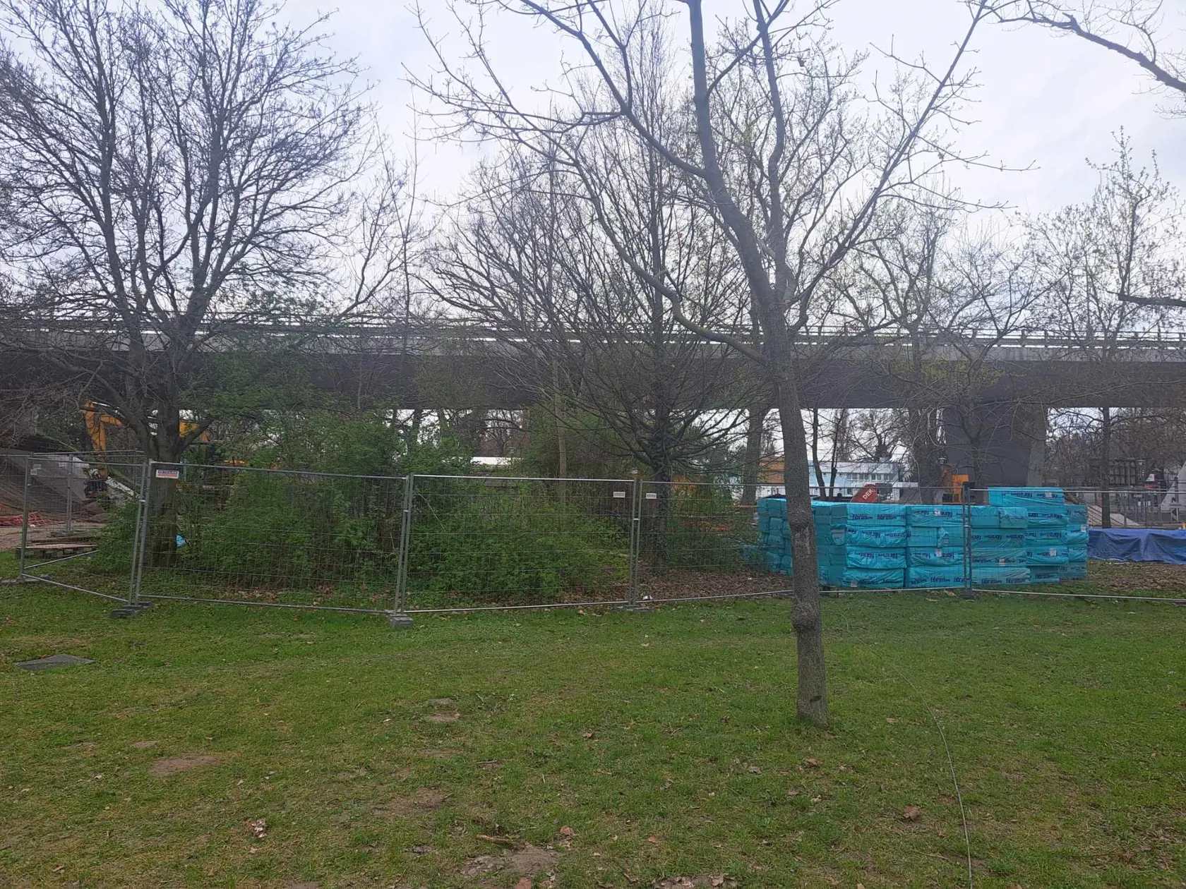 Kvôli zložitosti projektu buduje skejtpark vcelku veľká skupina ľudí.