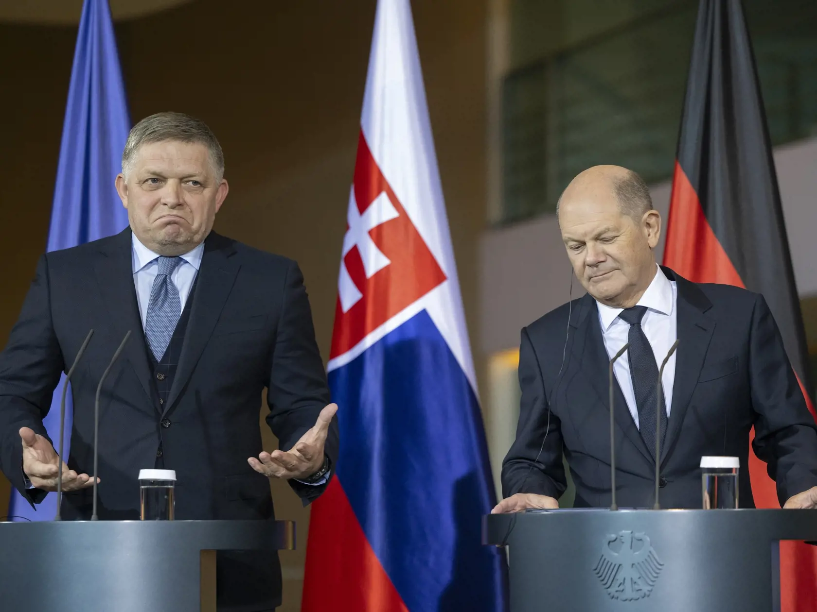 Na snímke sprava nemecký kancelár Olaf Scholz a predseda vlády SR Robert Fico (Smer-SD) počas vyhlásenia pre médiá v rámci prijatia v Berlíne 24. januára 2024. FOTO TASR – Martin Baumann