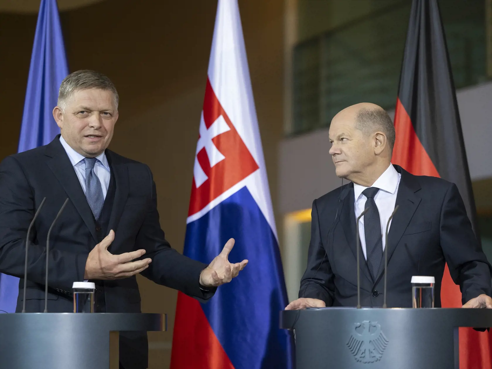 Na snímke sprava nemecký kancelár Olaf Scholz a predseda vlády SR Robert Fico (Smer-SD) počas vyhlásenia pre médiá v rámci prijatia v Berlíne 24. januára 2024. FOTO TASR – Martin Baumann