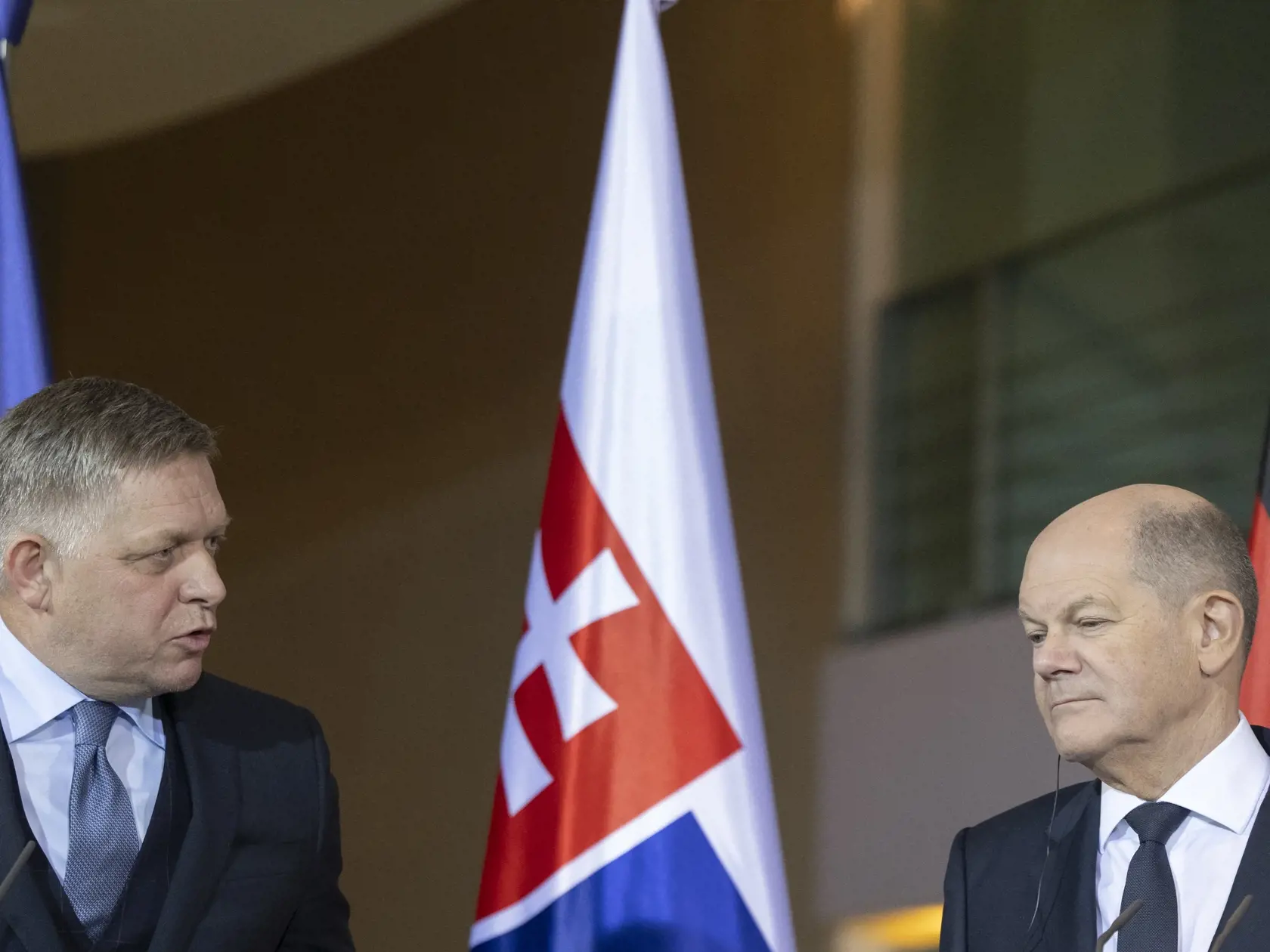 Na snímke sprava nemecký kancelár Olaf Scholz a predseda vlády SR Robert Fico (Smer-SD) počas vyhlásenia pre médiá v rámci prijatia v Berlíne 24. januára 2024. FOTO TASR – Martin Baumann