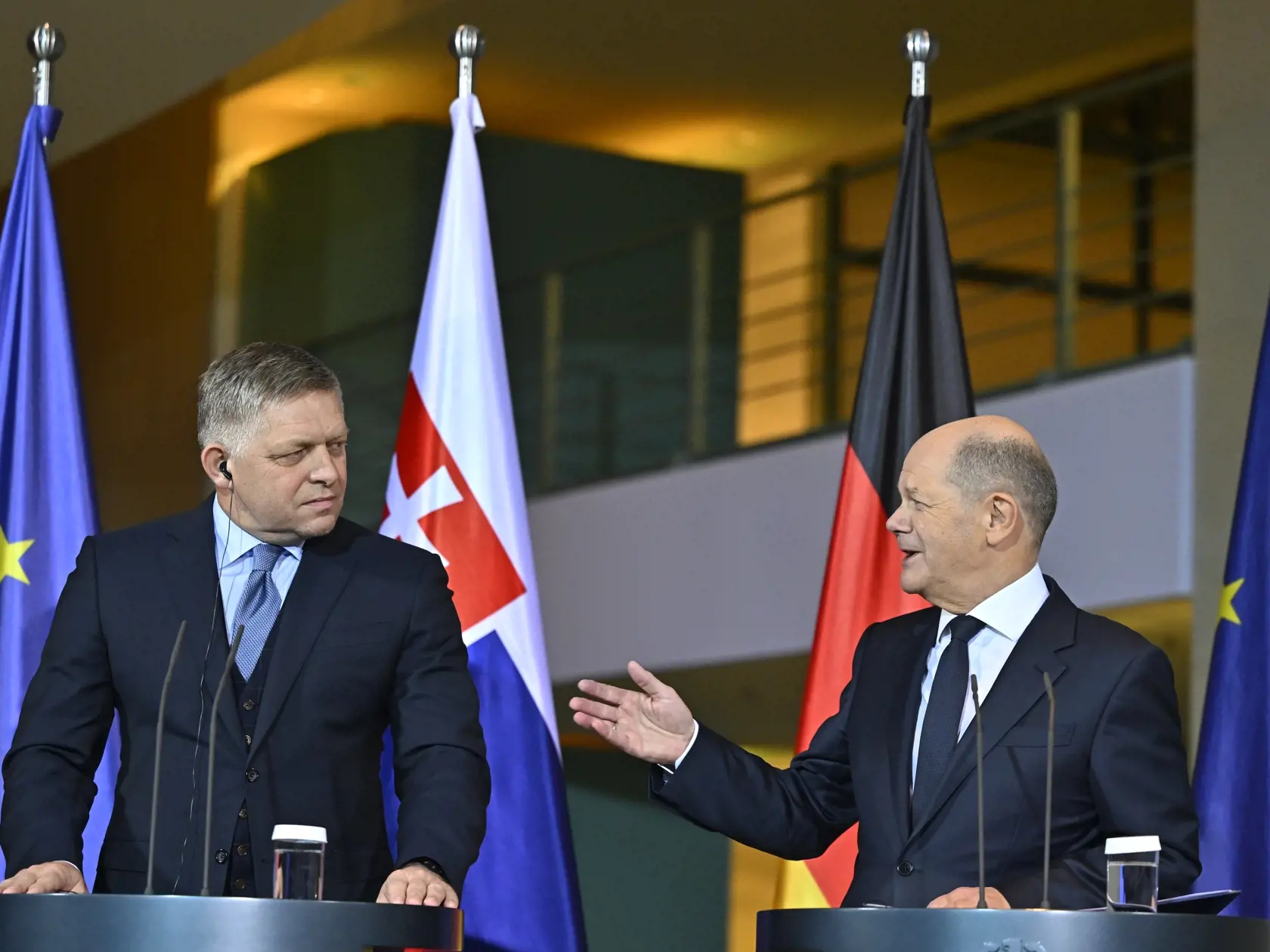 Na snímke sprava nemecký kancelár Olaf Scholz a predseda vlády SR Robert Fico (Smer-SD) počas vyhlásenia pre médiá v rámci prijatia v Berlíne 24. januára 2024. FOTO TASR – Martin Baumann