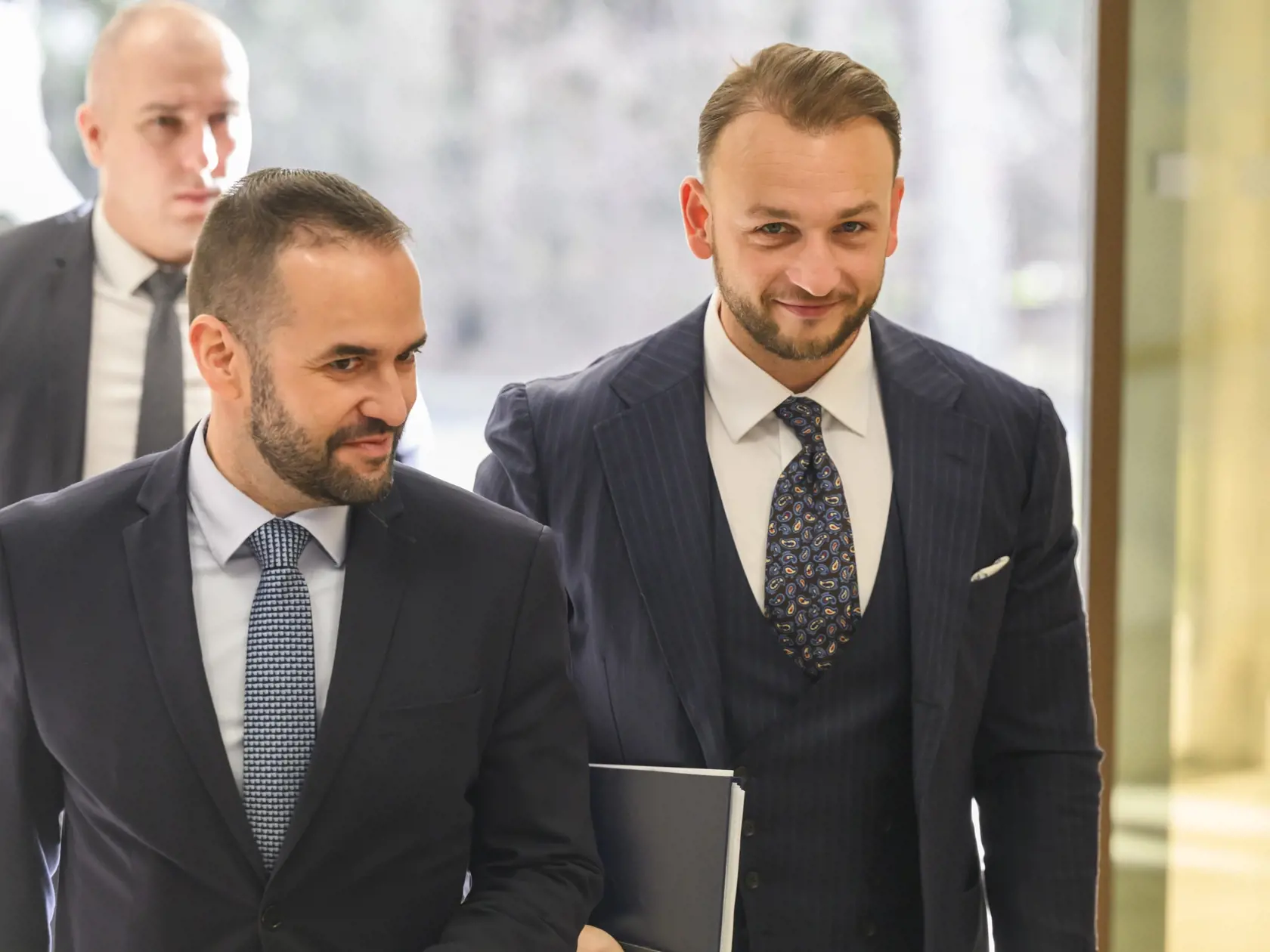 Na snímke zľava hovorca Ministerstva vnútra SR Matej Neumann a minister vnútra SR Matúš Šutaj Eštok (Hlas-SD) prichádzajú na 16. rokovanie vlády SR v Bratislave 14. februára 2024. FOTO TASR - Jaroslav Novák