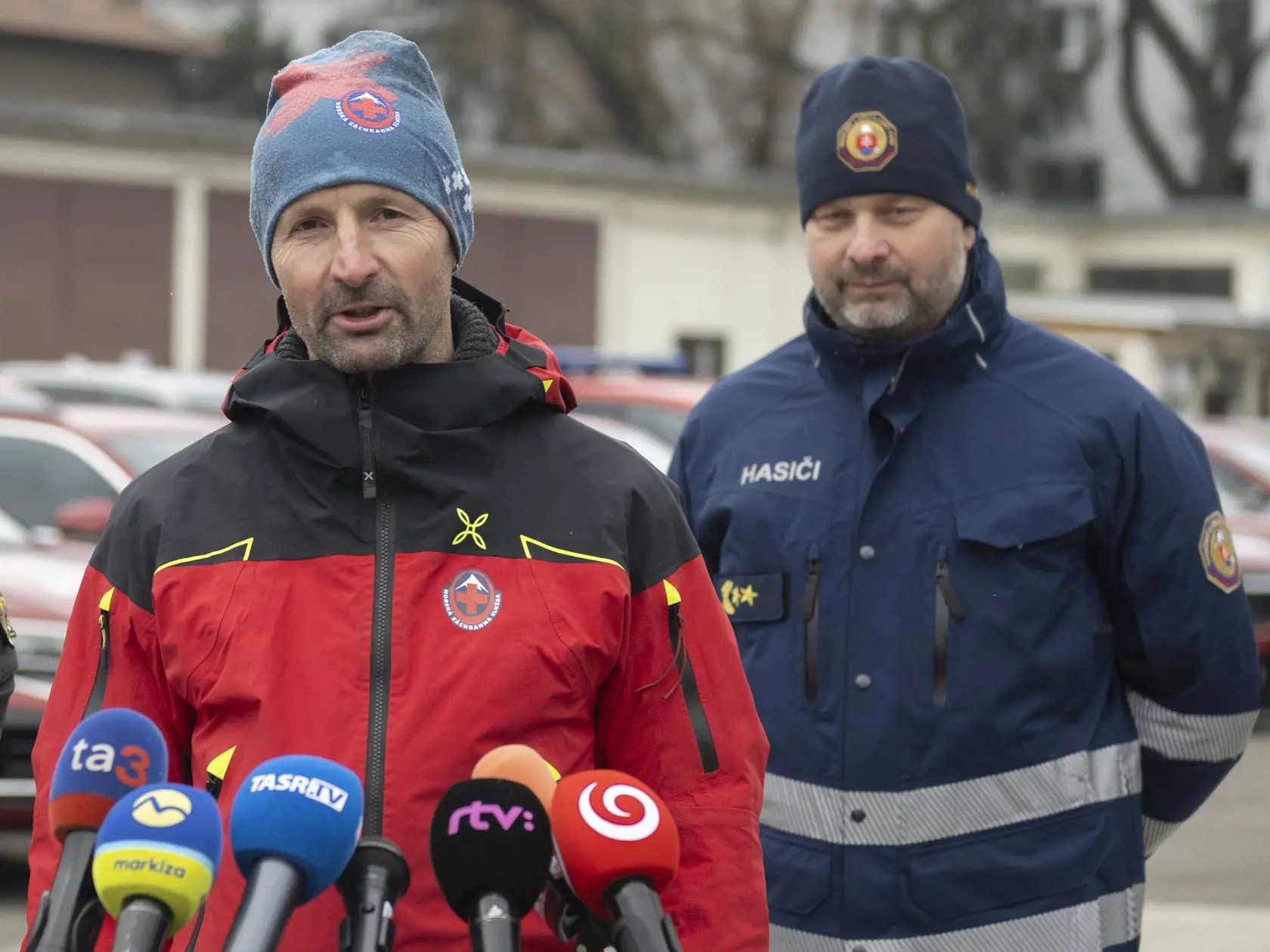 Minister vnútra SR Matúš Šutaj Eštok odovzdal 195 obstaraných nových vozidiel, ktoré zlepšia mobilitu príslušníkov HaZZ a HZS pri plnení ich služobných úloh. Pomáhať a zachraňovať ľudské životy. Na snímke vľavo riaditeľ Horskej záchrannej služby (HZS) Martin Matúšek a vpravo prezident Hasičského a záchranného zboru (HaZZ) Adrián Mifkovič 12. januára 2024 v Bratislave. FOTO TASR - Martin Baumann