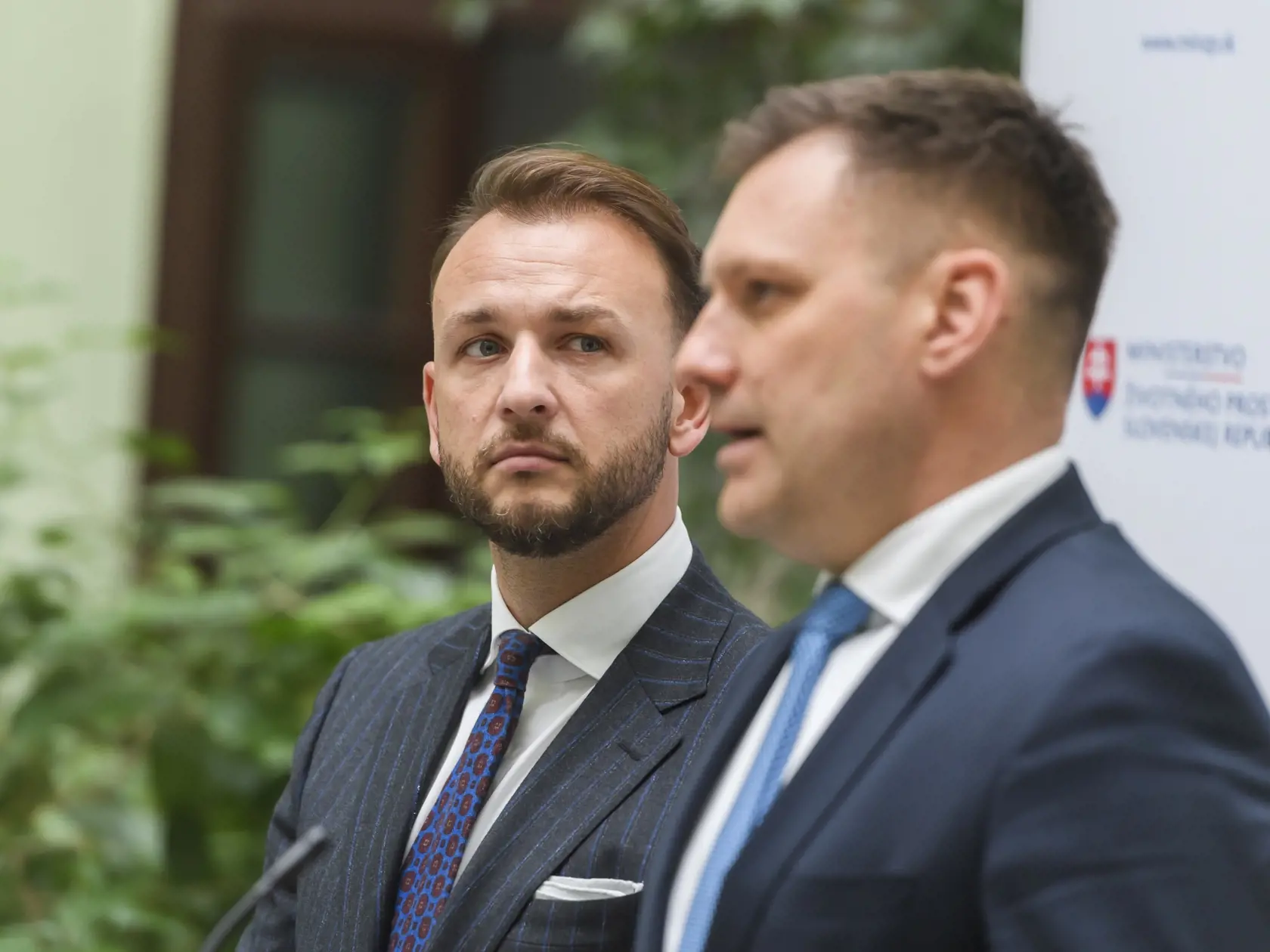Na snímke zľava minister vnútra SR Matúš Šutaj Eštok (Hlas-SD) a podpredseda vlády a minister životného prostredia SR Tomáš Taraba (nominant SNS) počas tlačovej konferencie k efektívnejšej spolupráci pri odhaľovaní environmentálnej kriminality medzi rezortami vnútra a životného prostredia, v Bratislave 8. januára 2024. FOTO TASR - Jaroslav Novák