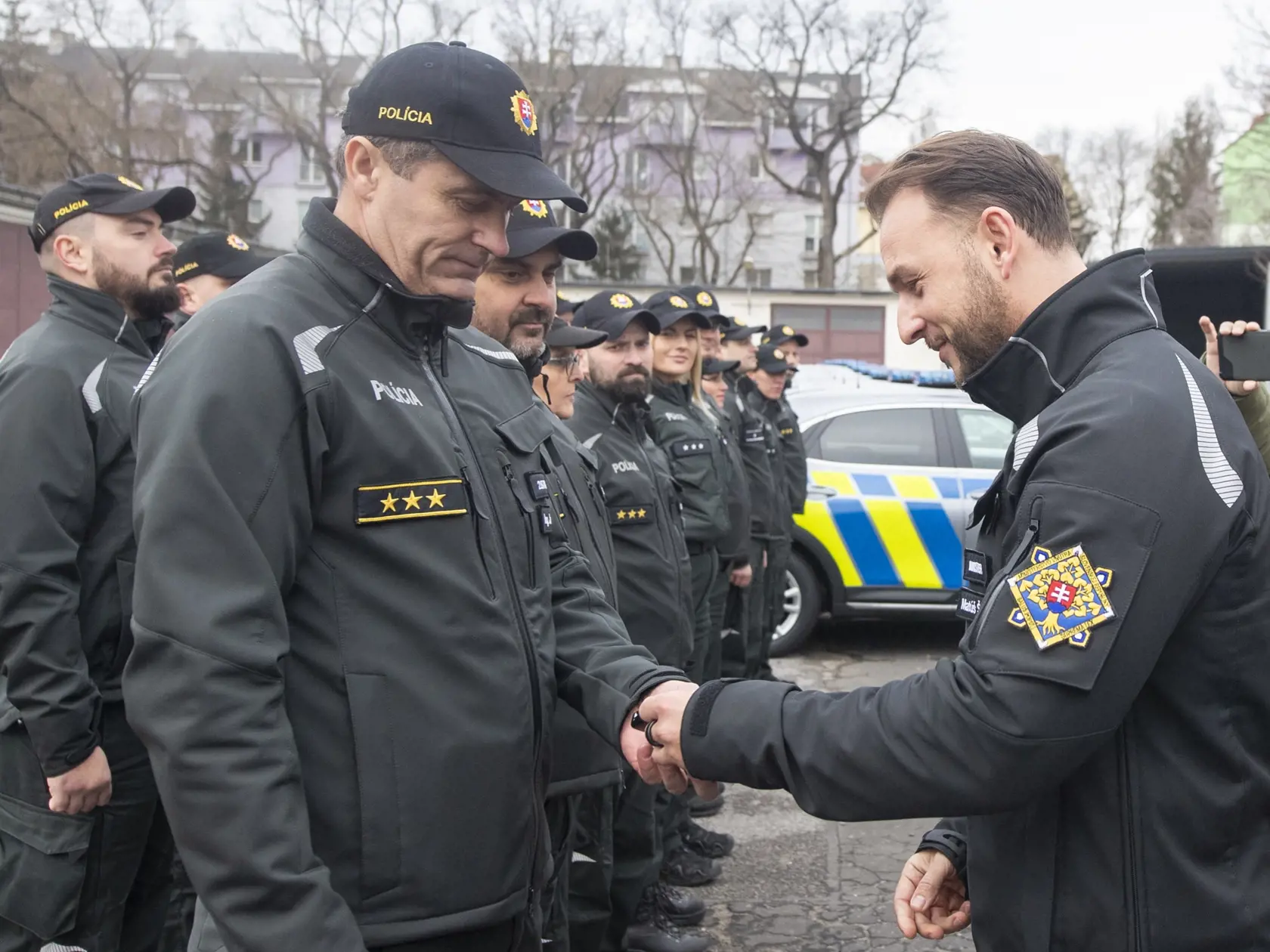 Na snímke sprava minister vnútra SR Matúš Šutaj Eštok (Hlas-SD) a riaditeľ Úradu hraničnej a cudzineckej polície Jozef Masnica oficiálne odovzdali príslušníkom jednotlivých organizačných zložiek Úradu hraničnej a cudzineckej polície Prezídia Policajného zboru nové služobné vozidlá 9. februára 2024 v Bratislave. FOTO TASR - Martin Baumann