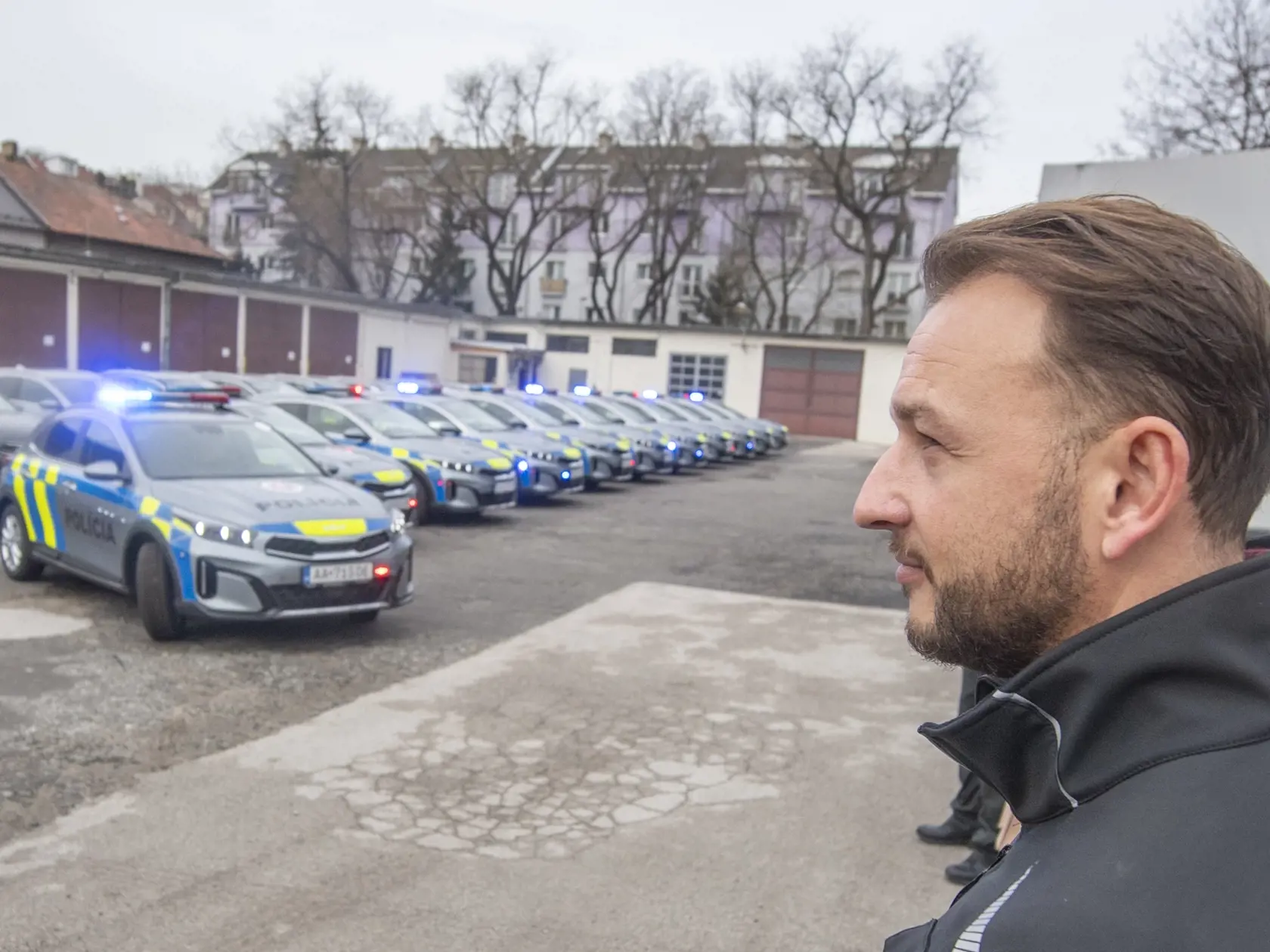 Na snímke minister vnútra SR Matúš Šutaj Eštok (Hlas-SD) odovzdal príslušníkom jednotlivých organizačných zložiek Úradu hraničnej a cudzineckej polície Prezídia Policajného zboru nové služobné vozidlá 9. februára 2024 v Bratislave. FOTO TASR - Martin Baumann