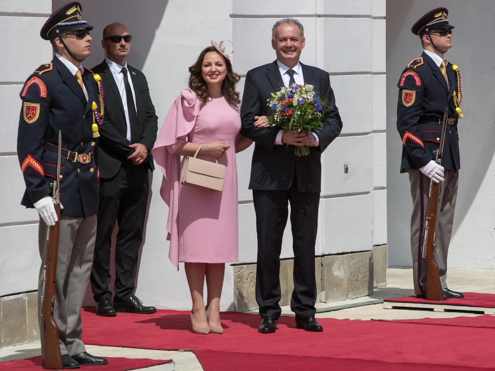 Deň inaugurácie prvej slovenskej prezidentky Zuzany Čaputovej. Na snímke očakáva na nádvorí prezidentského paláca príchod novej hlavy štátu odchádzajúci prezident Andrej Kiska v sprievode manželky Martiny.