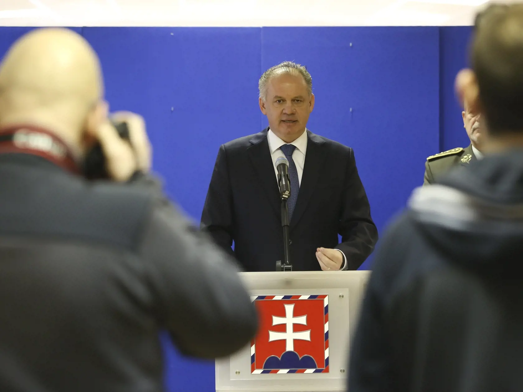 "Možno tým, že netrpím žiadnymi výraznejšími zdravotnými problémami. Neviem. Ale v každom prípade sa na môj vek 60 pozerám trochu s údivom a nepochopením. Ale aj s pokorou, pretože pár mojich dobrých priateľov v mojom veku už, žiaľ, nie sú medzi nami," pokračuje.