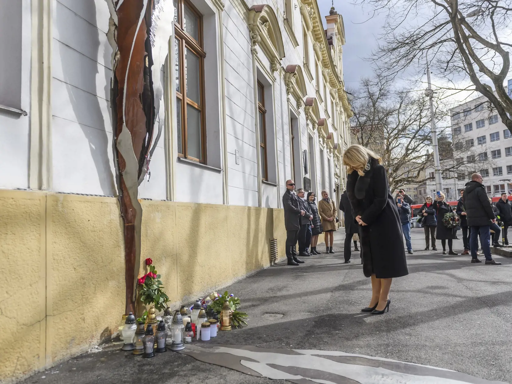 Na snímke prezidentka SR Zuzana Čaputová počas uctenia si pamiatky Jána Kuciaka a Martiny Kušnírovej položením kytice a zapálením sviečky pri pamätníku na Námestí SNP v Bratislave 21. februára 2024. FOTO TASR - Jaroslav Novák
