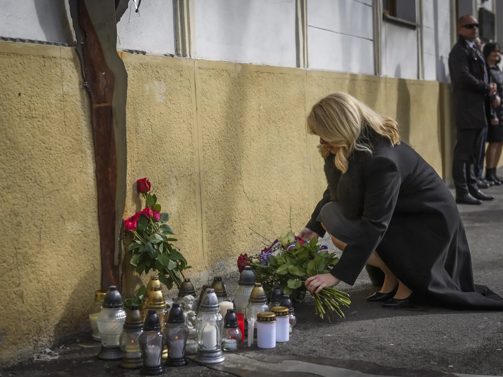 Na snímke prezidentka SR Zuzana Čaputová počas uctenia si pamiatky Jána Kuciaka a Martiny Kušnírovej položením kytice a zapálením sviečky pri pamätníku na Námestí SNP v Bratislave 21. februára 2024. FOTO TASR - Jaroslav Novák
