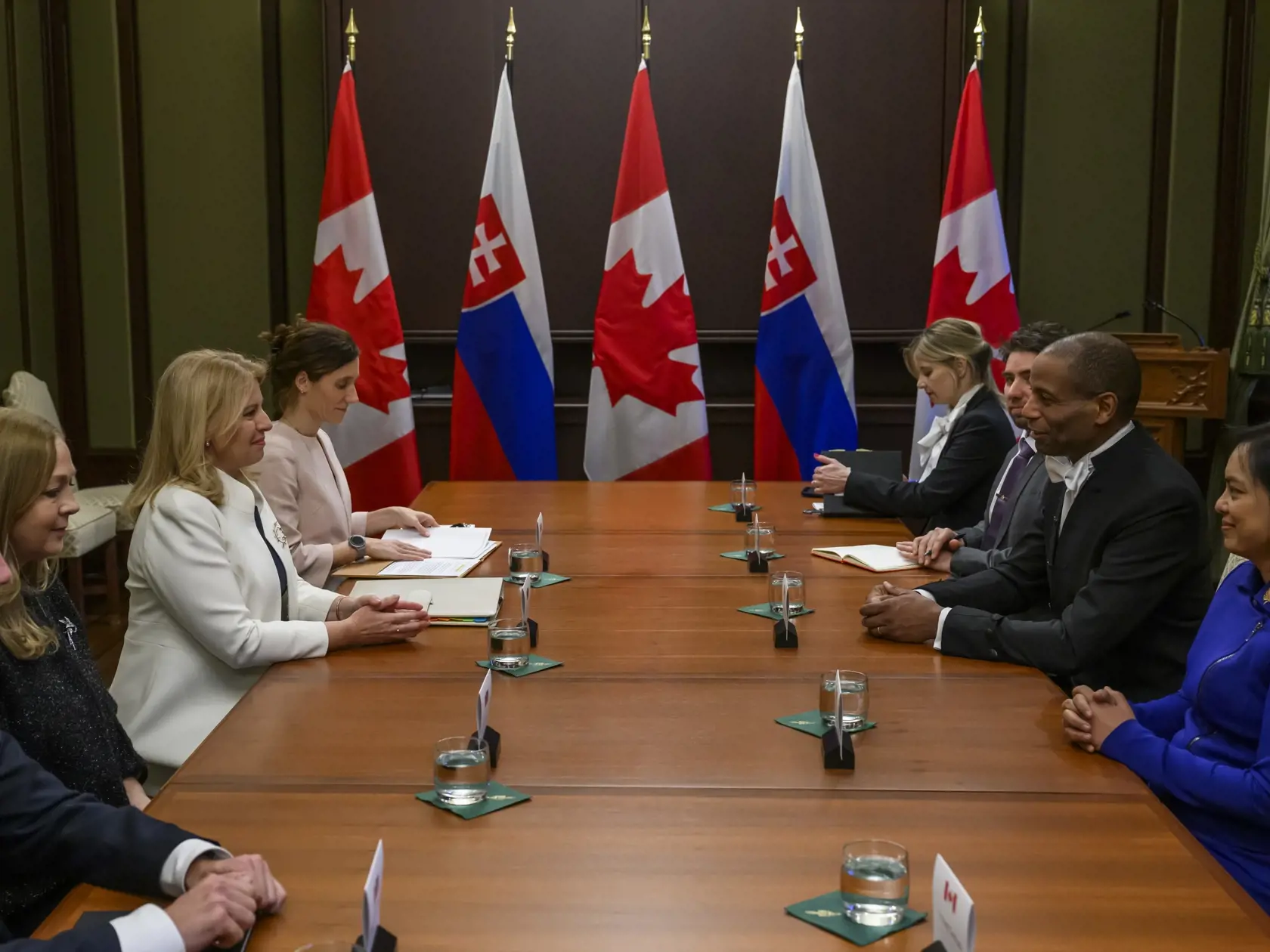 Prezidentka SR Zuzana Čaputová priletela na oficiálnu návštevu Kanady. Naposledy sa oficiálna návšteva slovenskej hlavy štátu v Kanade uskutočnila pred viac ako 20 rokmi. Na snímke prezidentka SR Zuzana Čaputová (tretia vľavo) a predseda Dolnej snemovne parlamentu Greg Fergus (druhý vpravo) počas stretnutia v Ottawe 30. januára 2024. FOTO TASR - Jaroslav Novák