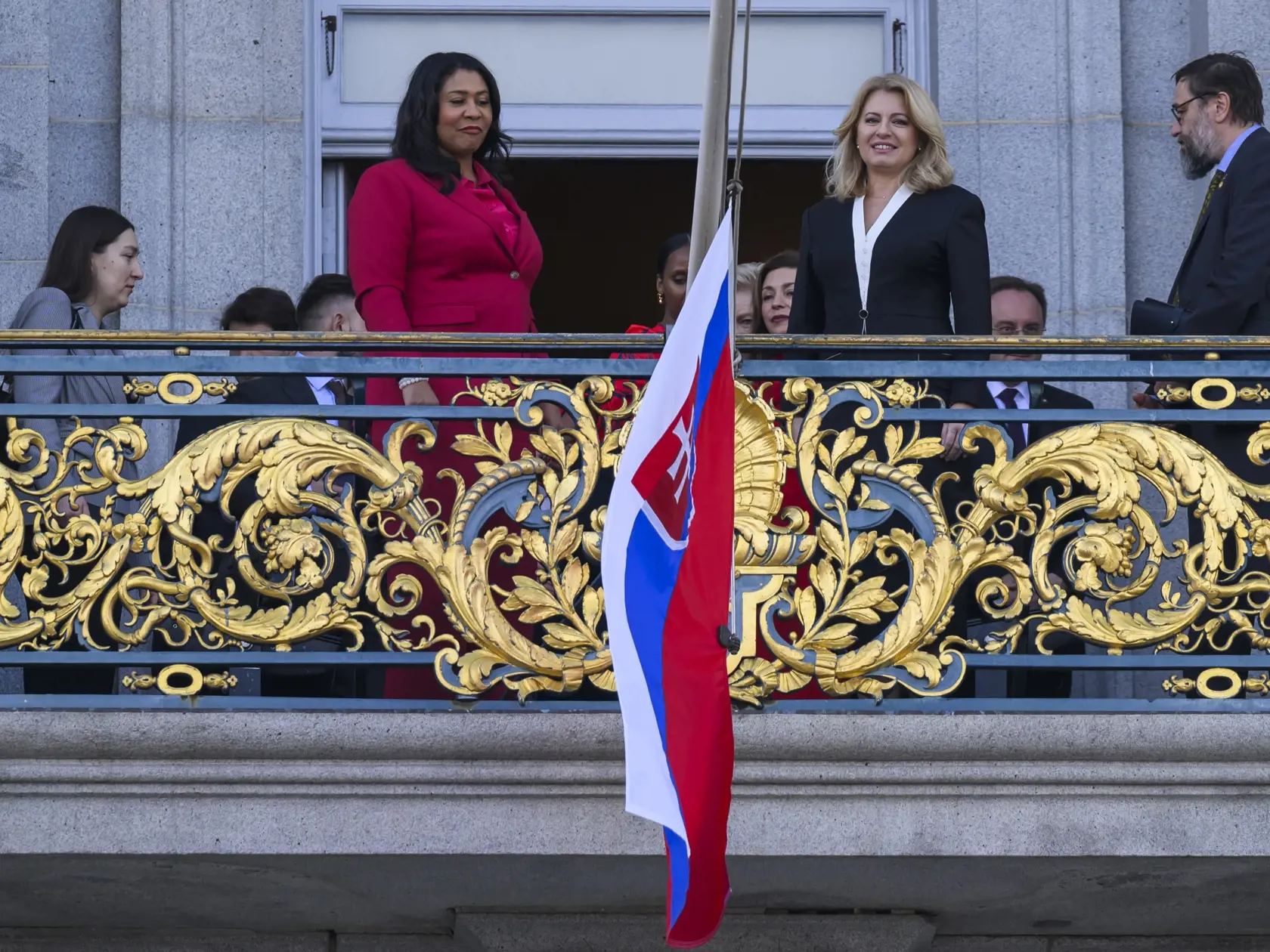 Prezidentka SR Zuzana Čaputová sa presunula vo štvrtok z Kanady do USA. V San Franciscu ju privítala primátorka mesta London Breed. Spoločne vztýčili na radnici slovenskú vlajku. Na snímke starostka San Francisca London Breed (v popredí vľavo) a prezidentka SR Zuzana Čaputová ( v popredí vpravo) počas vztýčenia slovenskej vlajky na radnici v San Franciscu 1. februára 2024. FOTO TASR - Jaroslav Novák