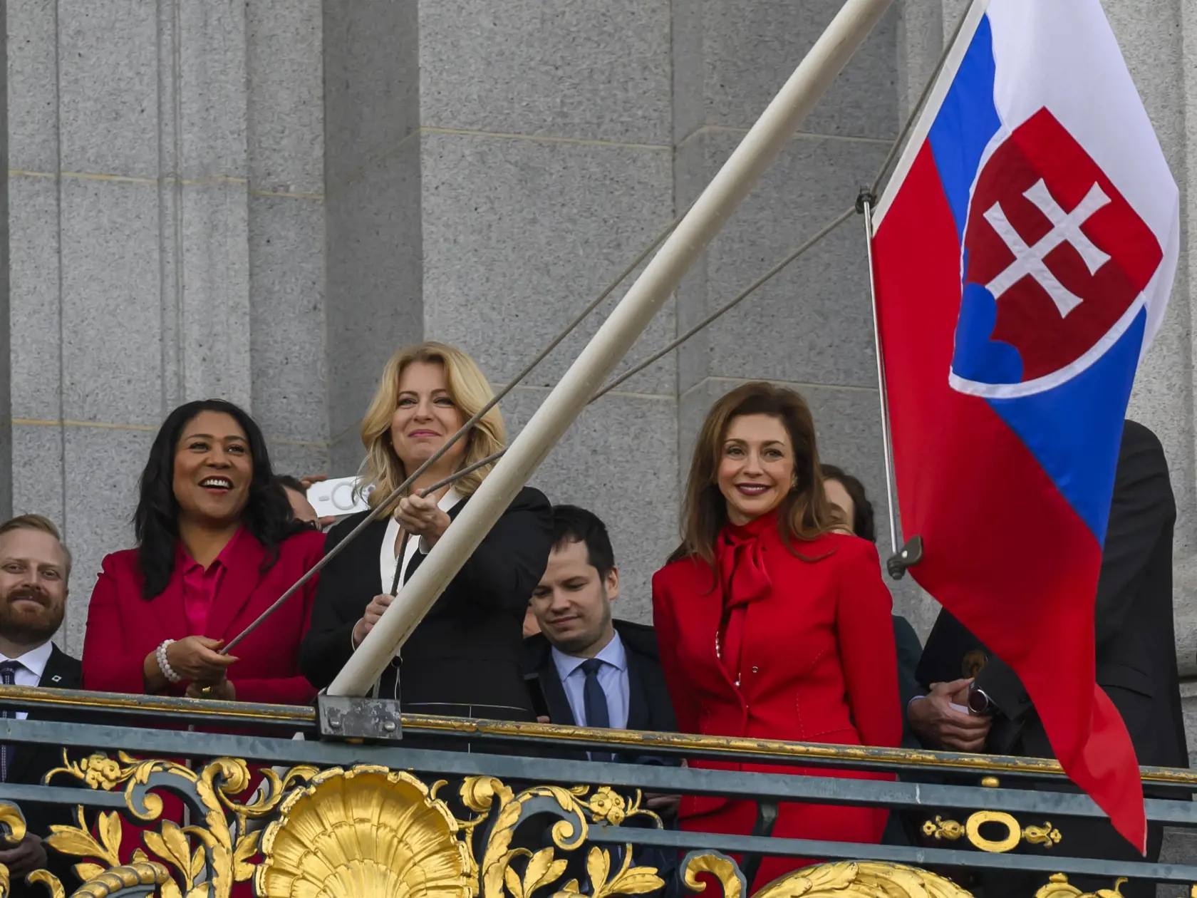 Prezidentka SR Zuzana Čaputová sa presunula vo štvrtok z Kanady do USA. V San Franciscu ju privítala primátorka mesta London Breed. Spoločne vztýčili na radnici slovenskú vlajku. Na snímke starostka San Francisca London Breed (druhá vľavo) a prezidentka SR Zuzana Čaputová (uprostred) počas vztýčenie slovenskej vlajky na radnici v San Franciscu 1. februára 2024. FOTO TASR - Jaroslav Novák