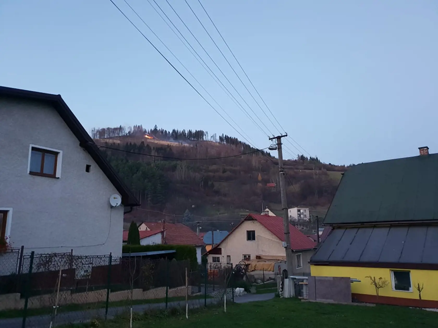 Požiar nad obcou Ochodnica len pár metrov od rodinných domov. 