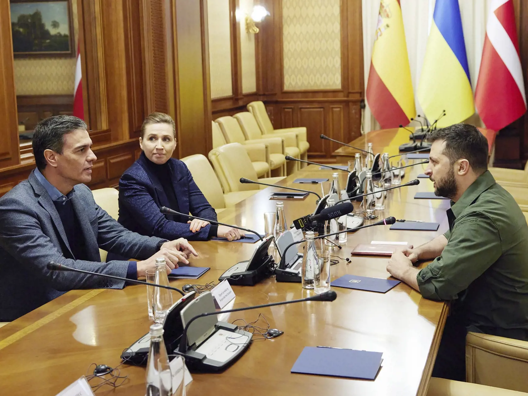 Na snímke zľava španielsky premiér Pedro Sánchez, dánska premiérka Mette Frederiksenová a ukrajinský prezident Volodymyr Zelenskyj počas stretnutia 21. apríla 2022 v Kyjeve.