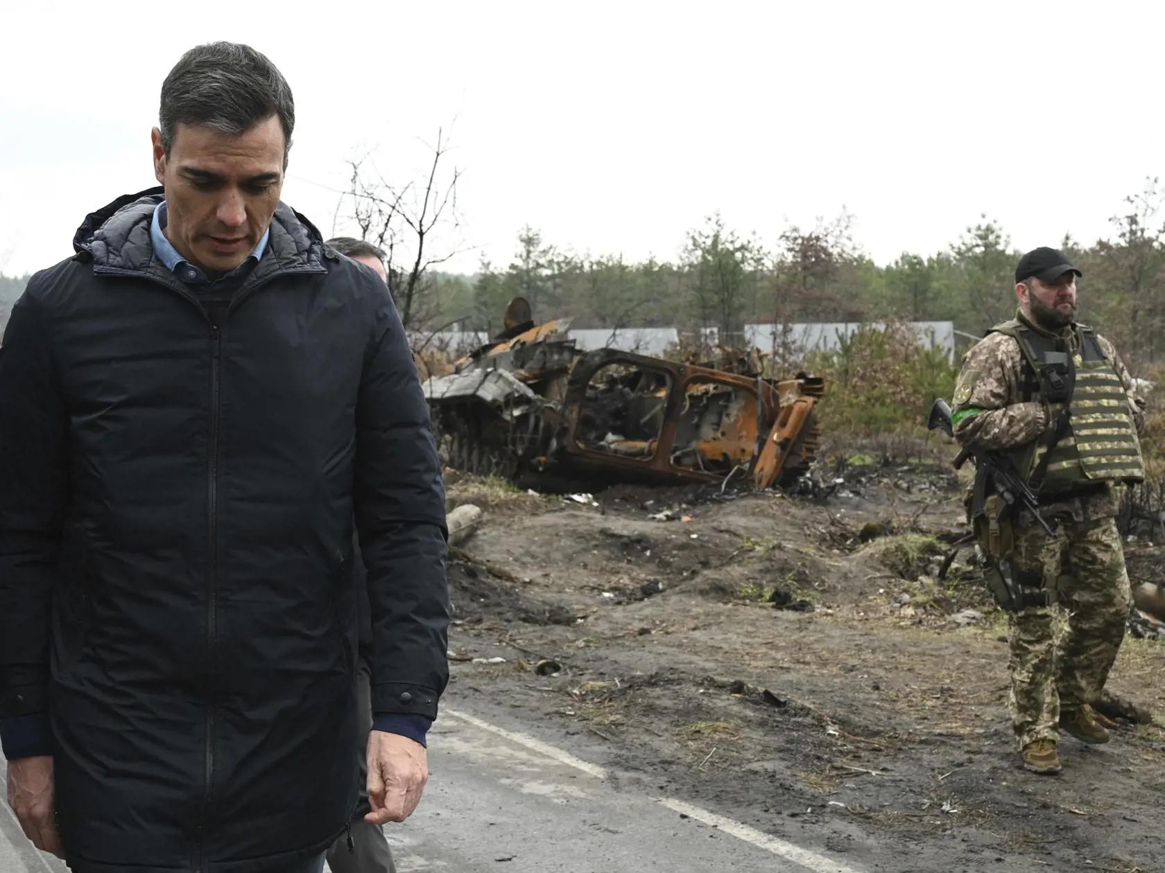Na snímke španielsky premiér Pedro Sánchez  počas návštevy v ukrajinskom meste Boroďanka 21. apríla 2022.