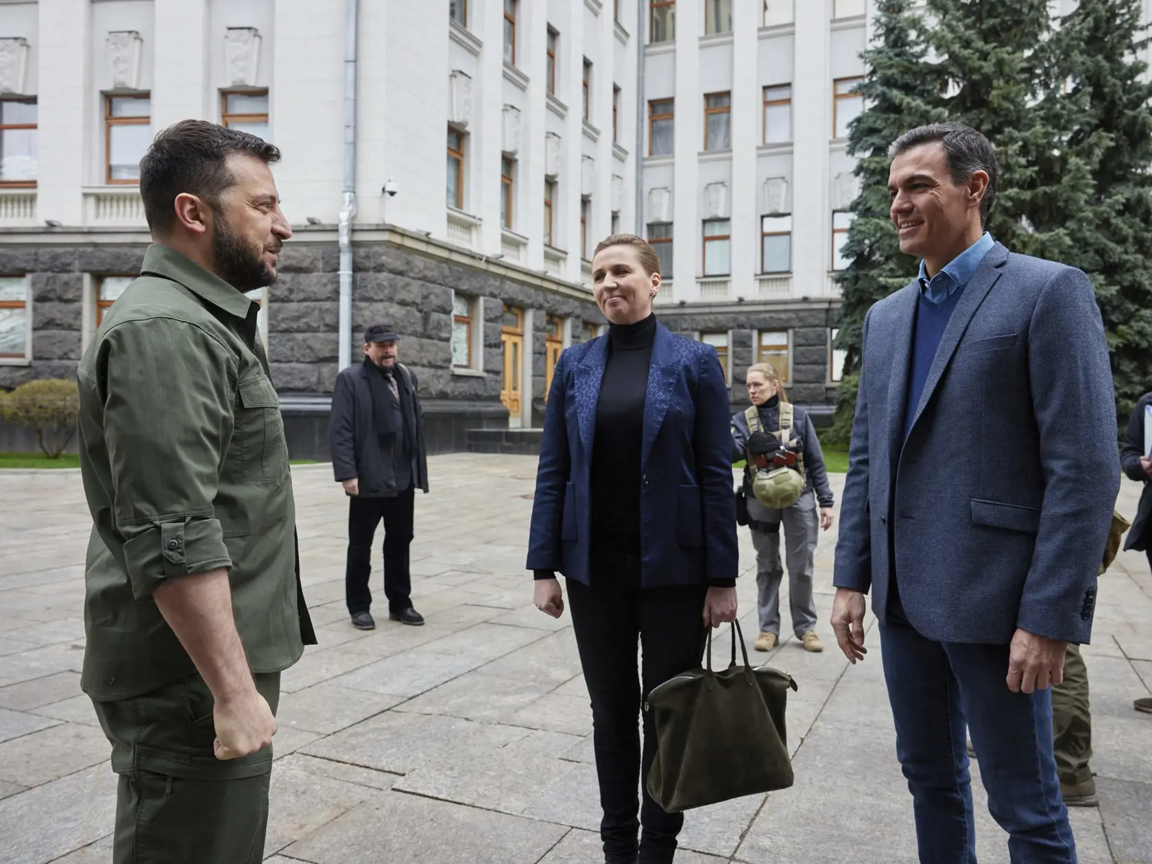 Na snímke zľava ukrajinský prezident Volodymyr Zelenskyj, dánska premiérka Mette Frederiksenová a španielsky premiér Pedro Sánchez počas stretnutia 21. apríla 2022 v Kyjeve.