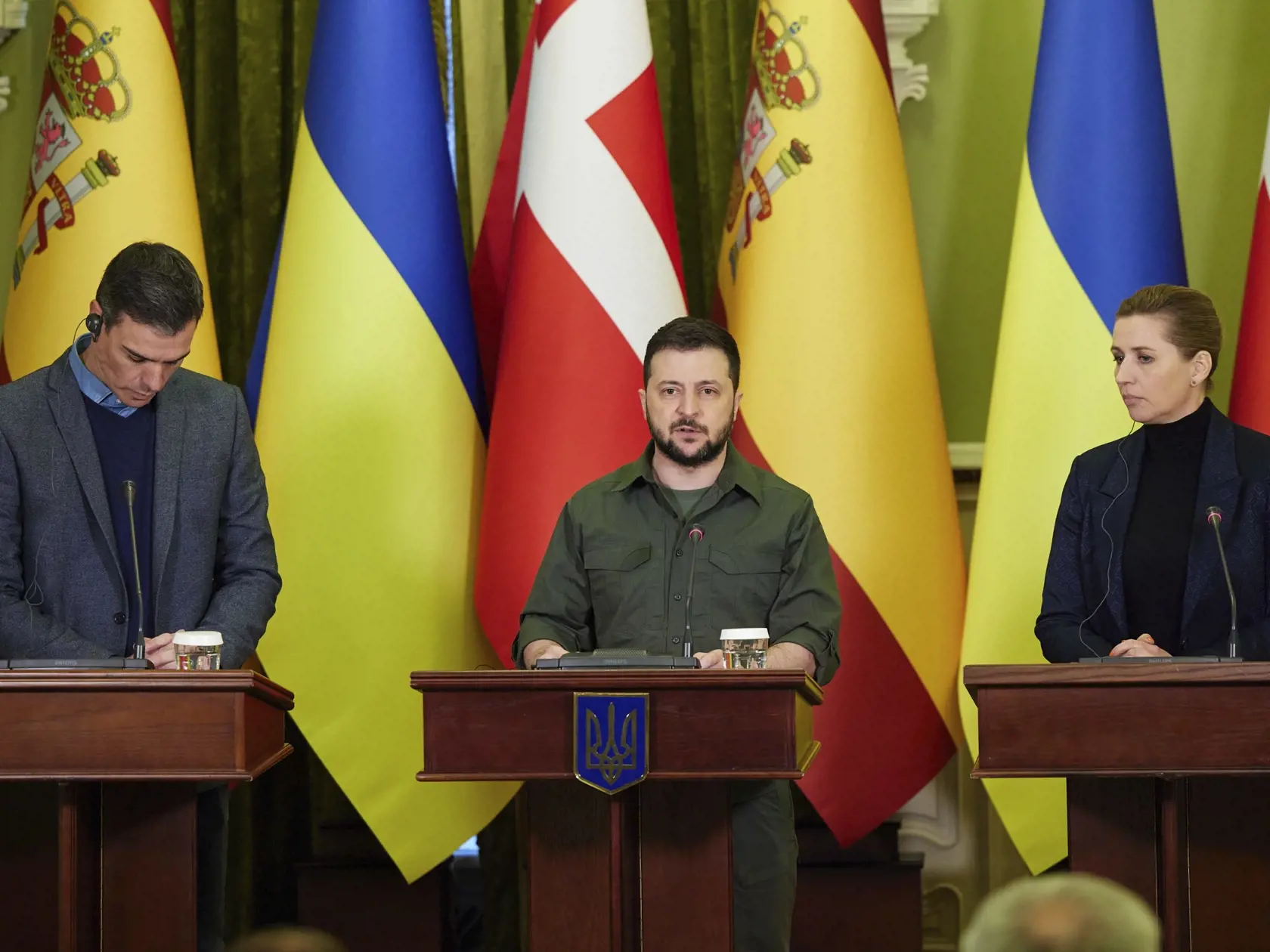 Na snímke zľava španielsky premiér Pedro Sánchez, ukrajinský prezident Volodymyr Zelenskyj a dánska premiérka Mette Frederiksenová počas tlačovej konferencie 21. apríla 2022 v Kyjeve.