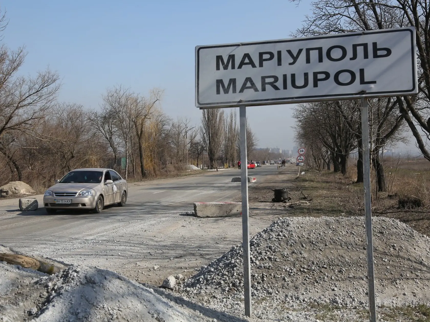 Pohľad na civilistov evakuovaných cez humanitárny koridor z ukrajinského mesta Mariupoľ pod kontrolou ruskej armády a proruských separatistov 24. marca 2022.